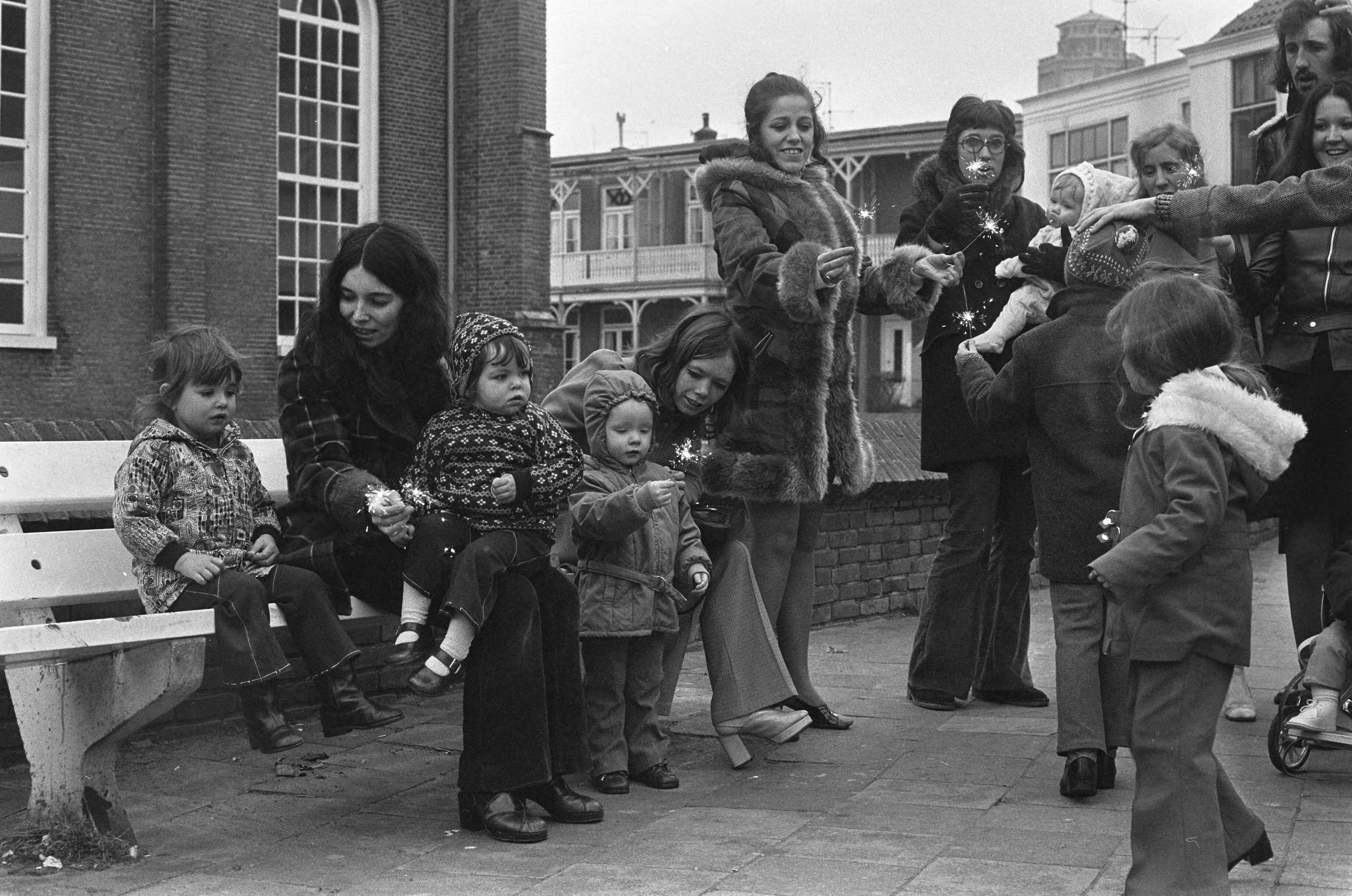 Fotocollectie Anefo — Moeders met kinderen uit Belfast (Noord-Ierland) in Zandvoort voor vakantie, moeders met kinderen op de boulevard met sterretjes — Foto: Punt, W. / Anefo. Licentie: Set B: Rechtenvrij / Publiek Domein. Bron: Nationaal Archief. http://hdl.handle.net/10648/ac210f48-d0b4-102d-bcf8-003048976d84