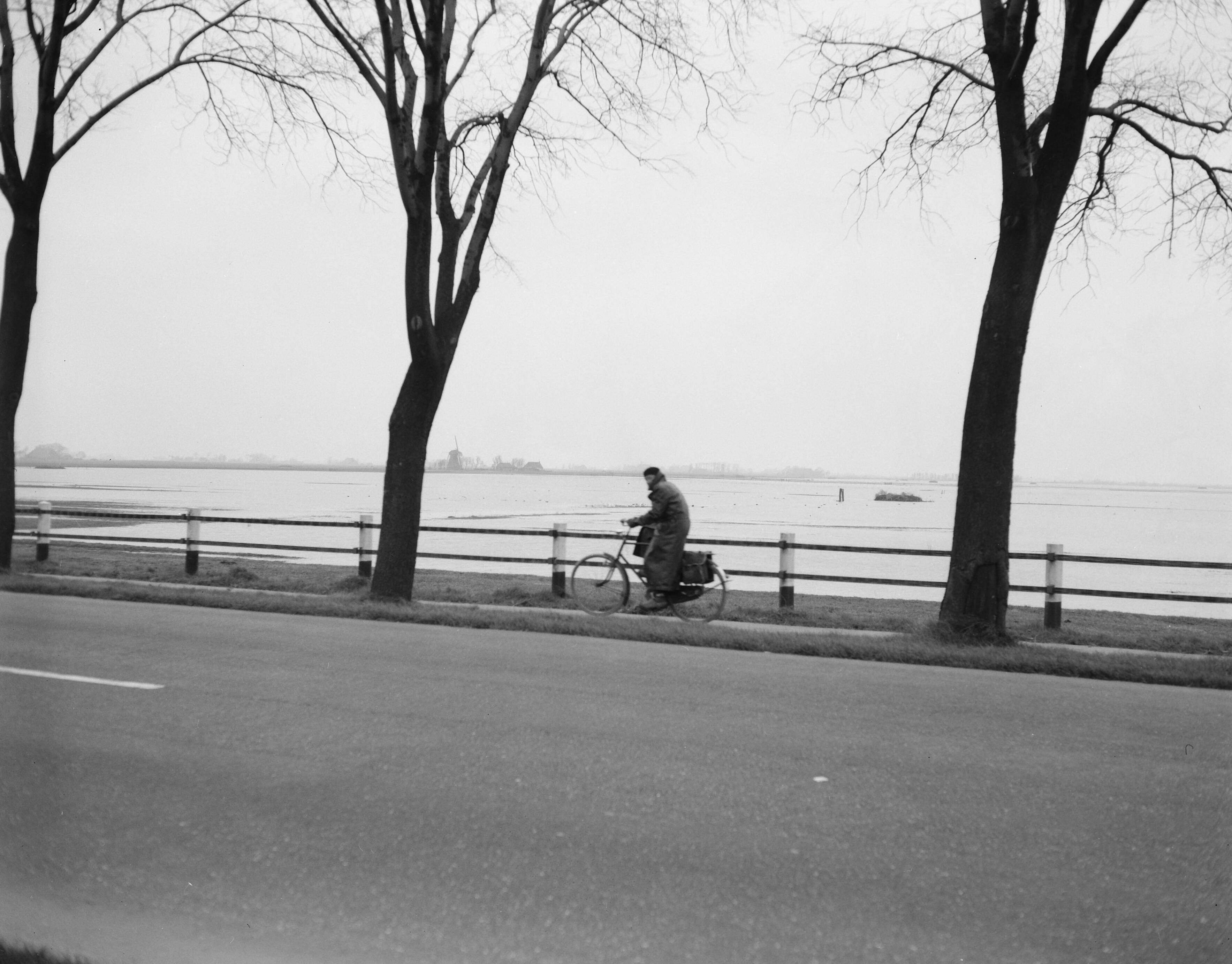 Fotocollectie Anefo — Watersnood ten noorden van Leeuwarden — Foto: Rossem, Wim van / Anefo. Licentie: Set B: Rechtenvrij / Publiek Domein. Bron: Nationaal Archief. http://hdl.handle.net/10648/a96ea044-d0b4-102d-bcf8-003048976d84