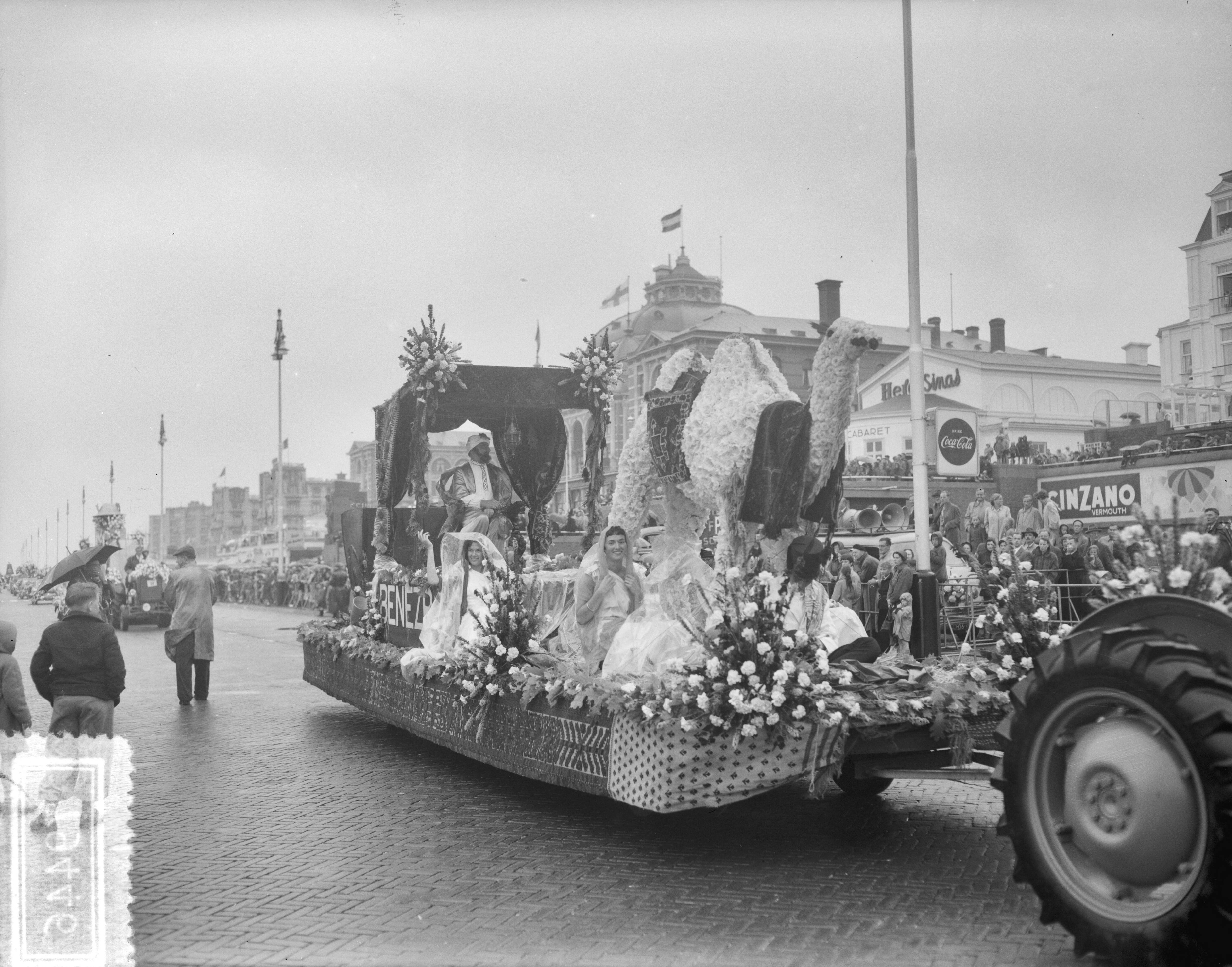 Fotocollectie Anefo — Bloemencorso op de boulevard van Scheveningen. Praalwagen met Oriëntaals thema — Foto: Bilsen, Joop van / Anefo. Licentie: Set B: Rechtenvrij / Publiek Domein. Bron: Nationaal Archief. http://hdl.handle.net/10648/a94d439a-d0b4-102d-bcf8-003048976d84