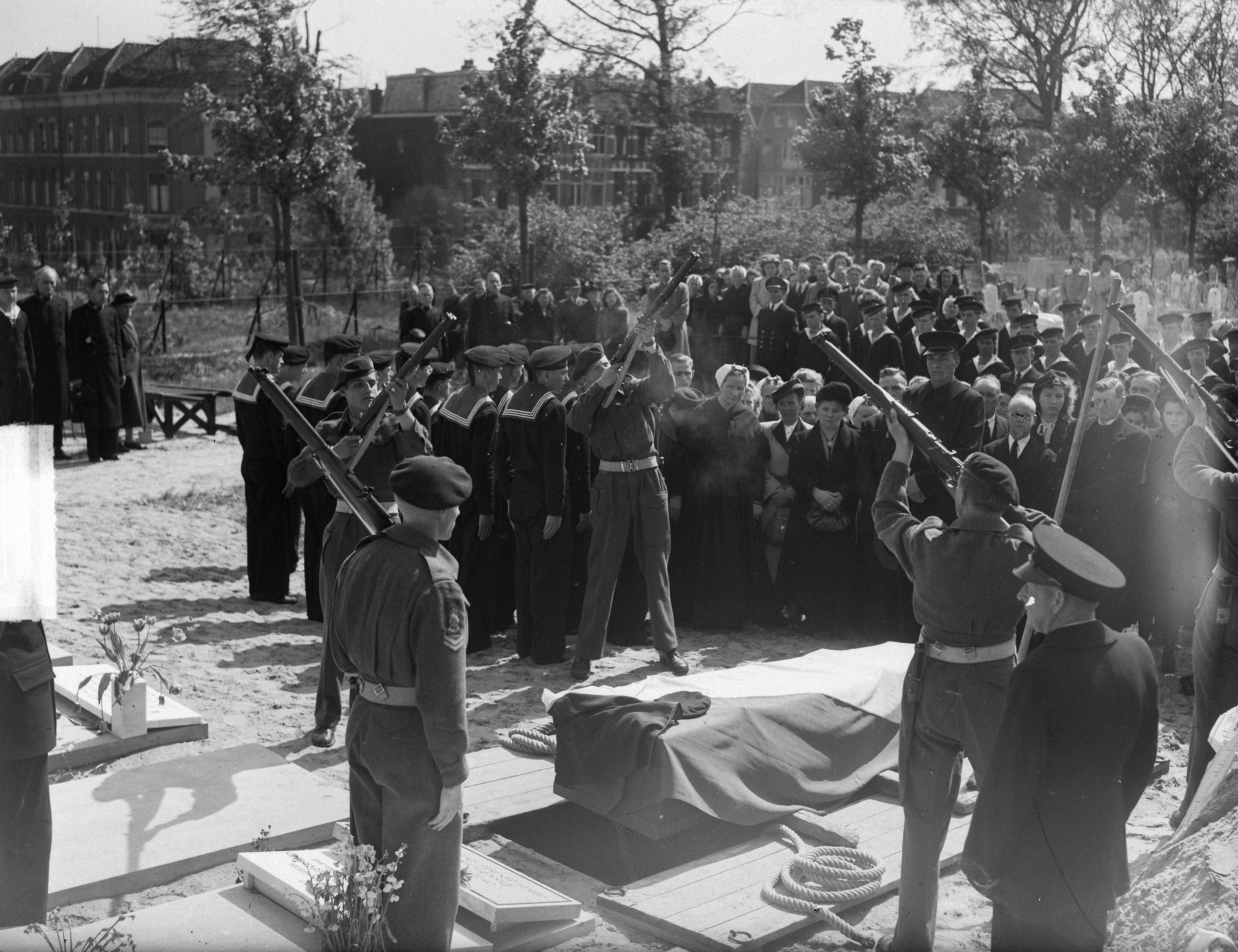 Fotocollectie Anefo — Begrafenis matroos O. V. W. Spaans te Den Haag — Foto: Oorschot, […] van / Anefo. Licentie: Set B: Rechtenvrij / Publiek Domein. Bron: Nationaal Archief. http://hdl.handle.net/10648/a8c7a4b0-d0b4-102d-bcf8-003048976d84