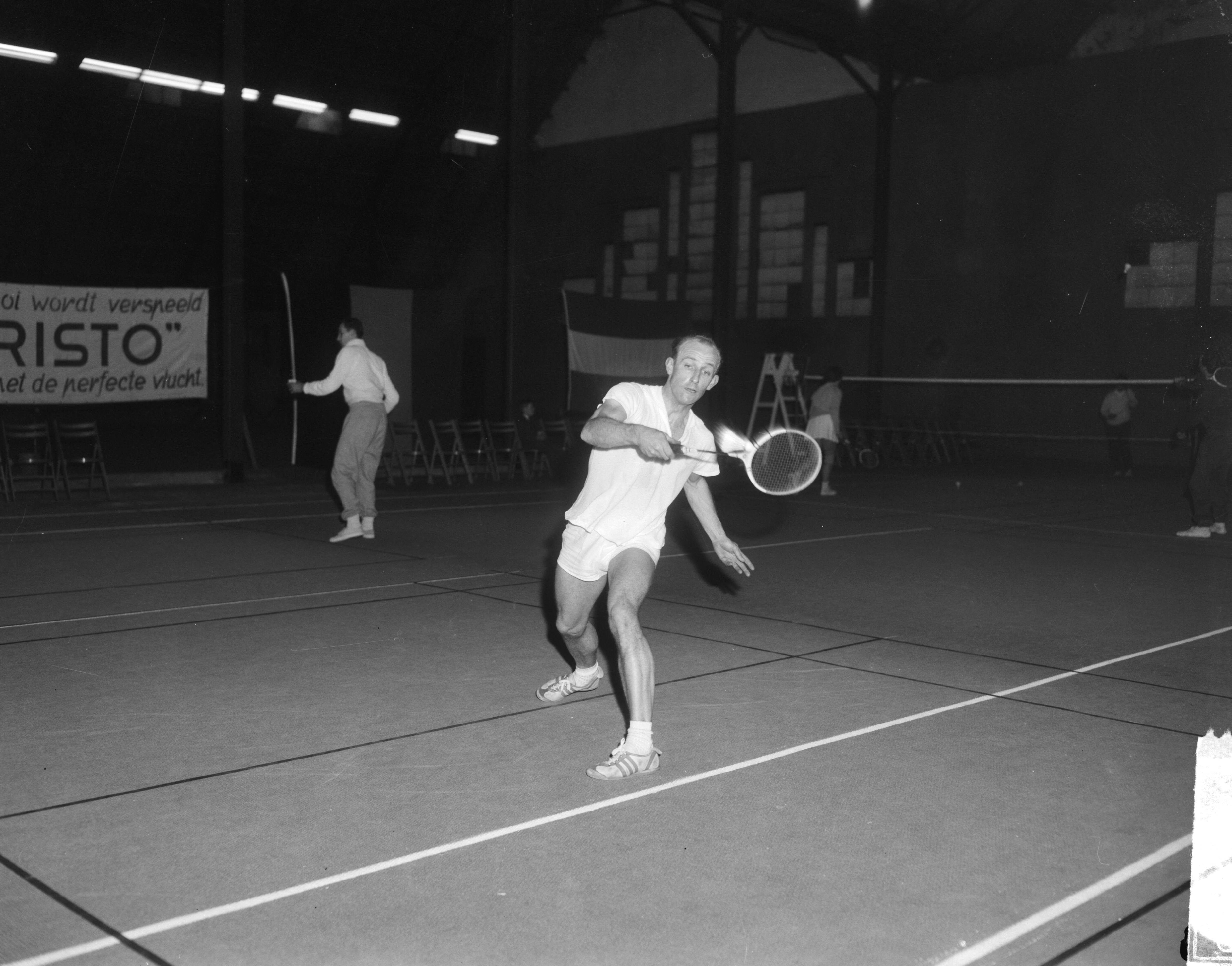 Fotocollectie Anefo — Benelux badmintontoernooi in de Marlothal te Den Haag. Roger Ducate (België) in actie — Foto: Bilsen, Joop van / Anefo. Licentie: Set B: Rechtenvrij / Publiek Domein. Bron: Nationaal Archief. http://hdl.handle.net/10648/aa8e5352-d0b4-102d-bcf8-003048976d84