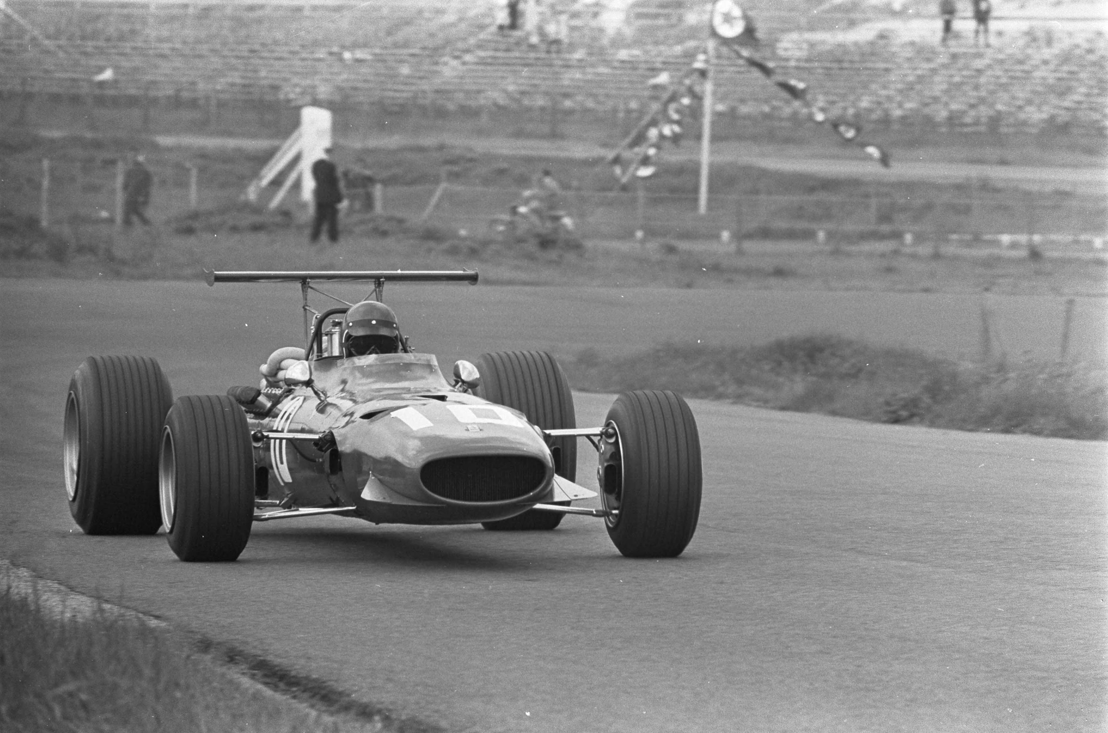 Fotocollectie Anefo — Grand Prix 68 Zandvoort . Jacky Ickx (Ferrari) — Foto: Evers, Joost / Anefo. Licentie: Set B: Rechtenvrij / Publiek Domein. Bron: Nationaal Archief. http://hdl.handle.net/10648/ab4500c0-d0b4-102d-bcf8-003048976d84