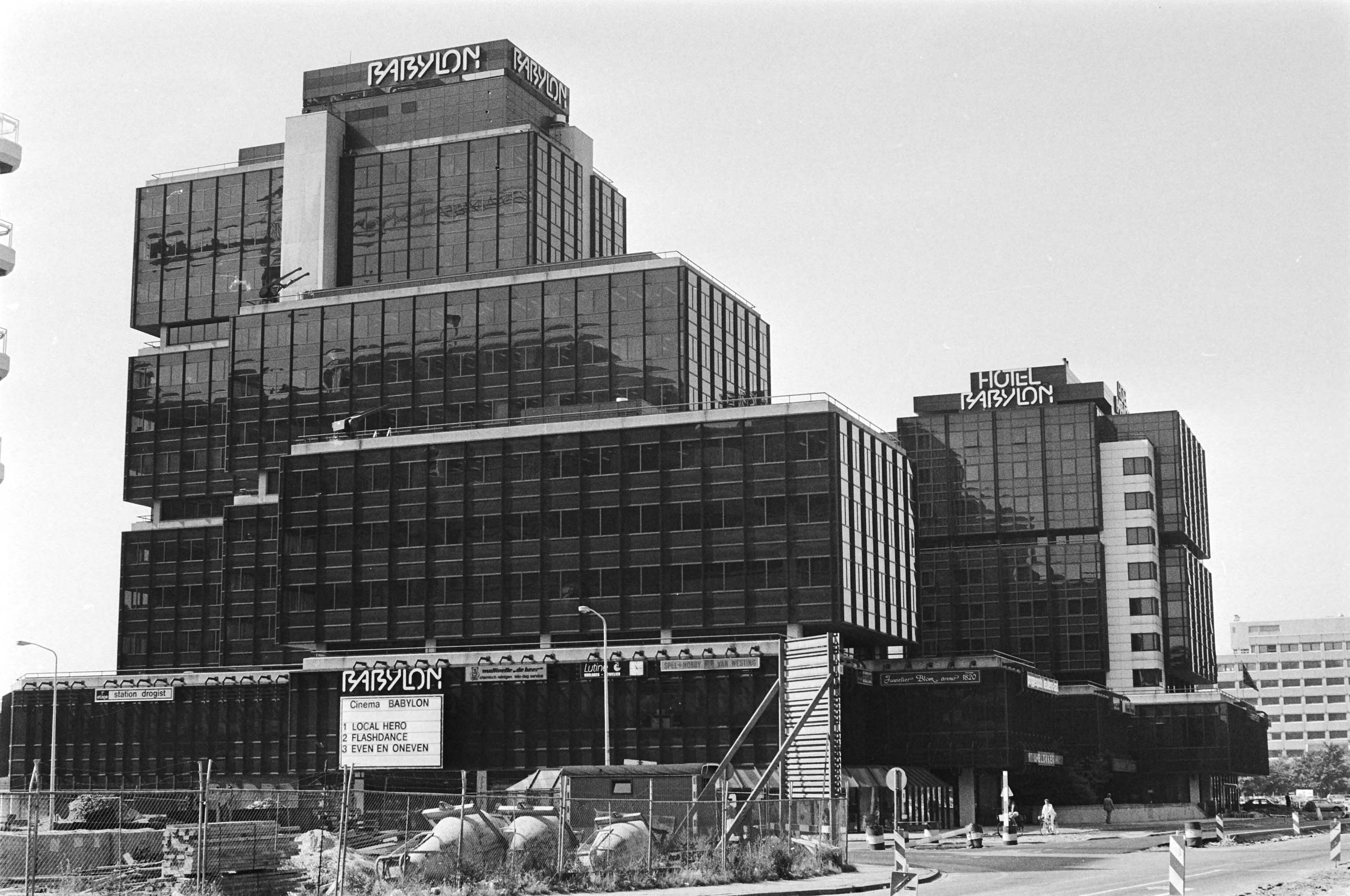 Winkel-, kantoor- en hotelcomplex Babylon bij het Centraal Station in Den Haag — Den Haag|Zuid-Holland|gebouwen |winkelcentra |architectuur |kantoren |hotels|Babylon — Foto: Croes, Rob C. / Anefo. Licentie: Set B: Rechtenvrij / Publiek Domein. Bron: Nationaal Archief. http://hdl.handle.net/10648/ad2c870a-d0b4-102d-bcf8-003048976d84