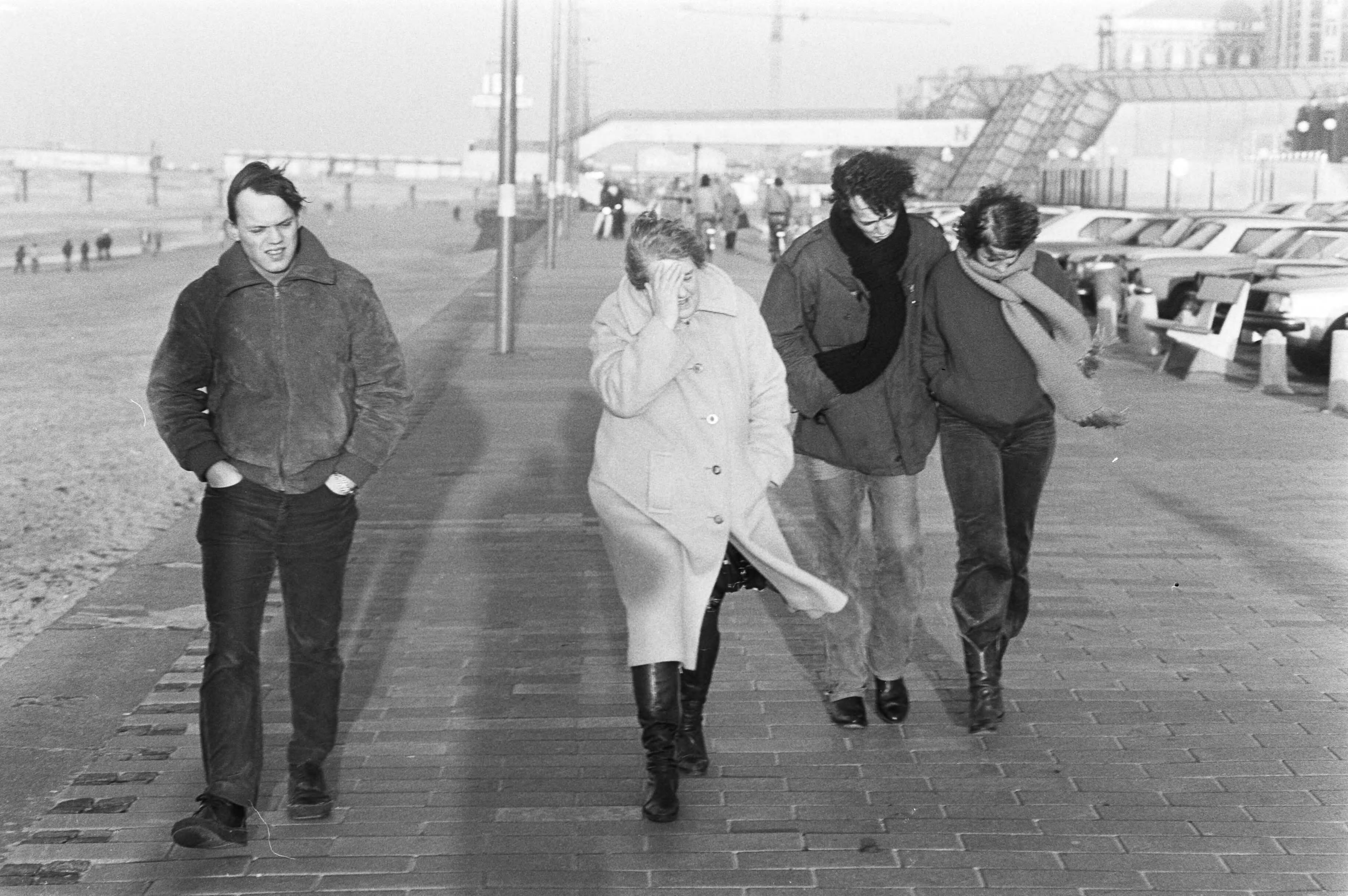 Fotocollectie Anefo — Ondanks de harde tot stormachtige wind waren er nog vrij veel wandelaars op de boulevard van Scheveningen — Foto: Antonisse, Marcel / Anefo. Licentie: Set B: Rechtenvrij / Publiek Domein. Bron: Nationaal Archief. http://hdl.handle.net/10648/acf1746c-d0b4-102d-bcf8-003048976d84