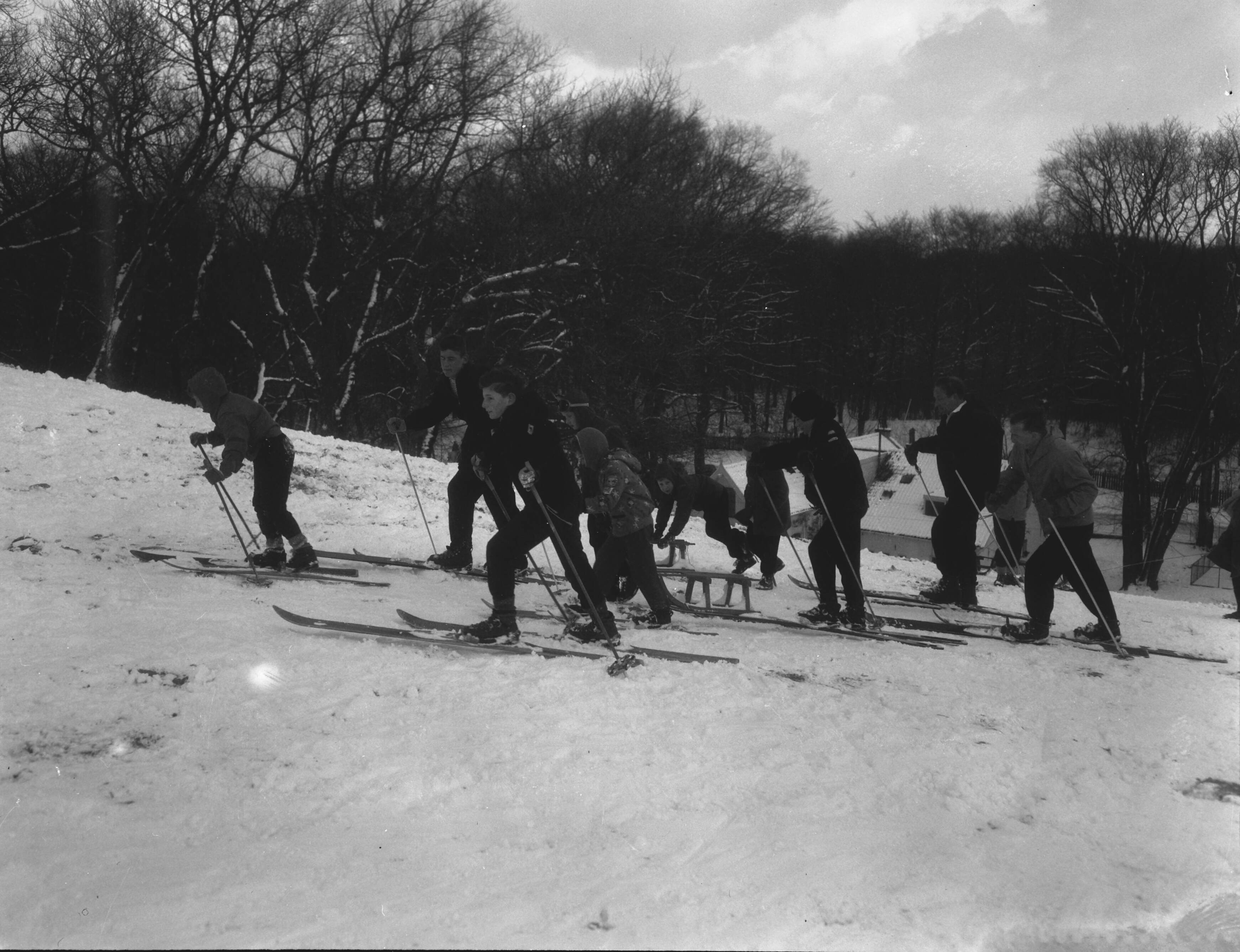 Fotocollectie Anefo — Skiërs in de duinen bij Bloemendaal — Foto: Pot, Harry / Anefo. Licentie: Set B: Rechtenvrij / Publiek Domein. Bron: Nationaal Archief. http://hdl.handle.net/10648/a98bae78-d0b4-102d-bcf8-003048976d84