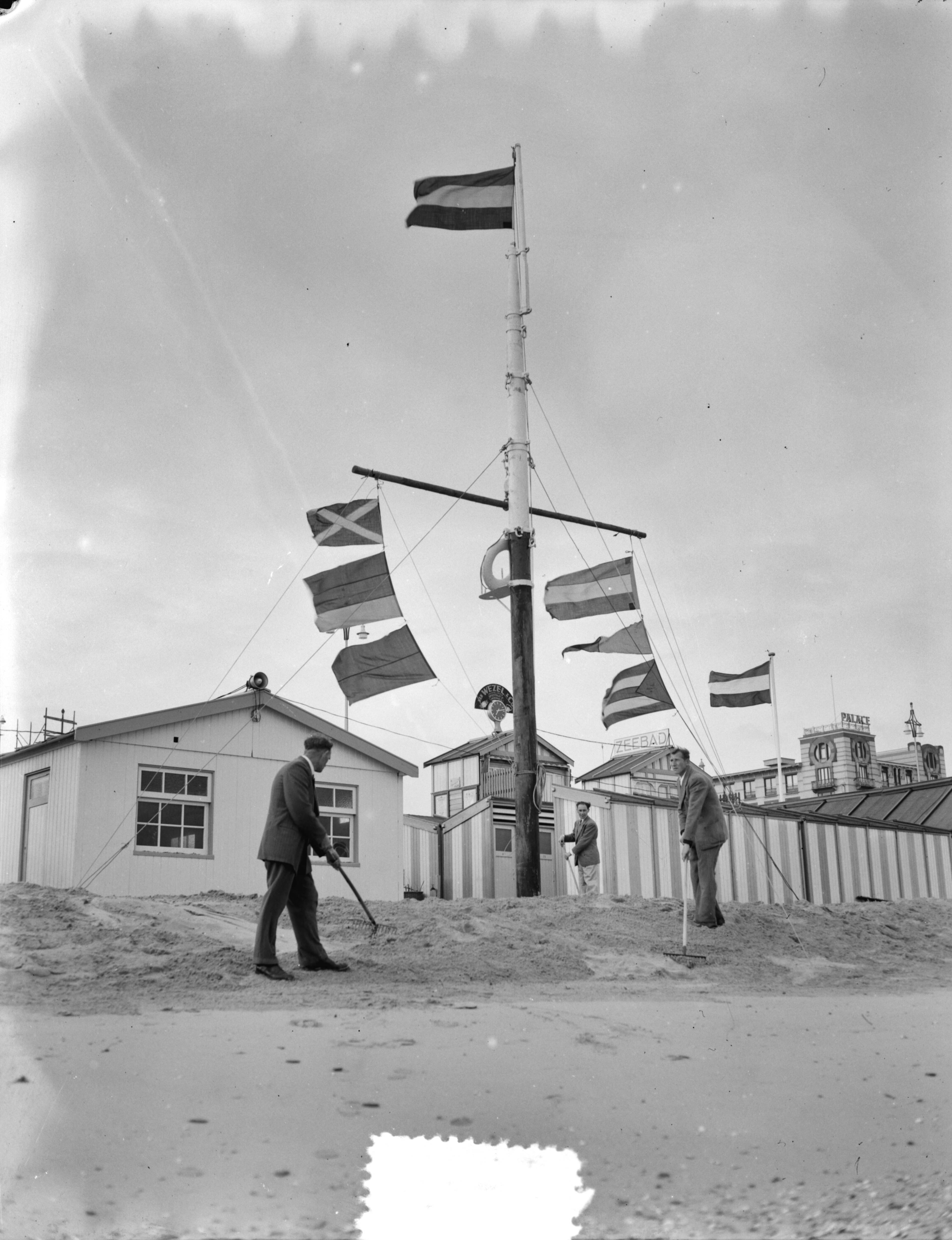 Fotocollectie Anefo — Opening badseizoen. Wedloop naar zee te Scheveningen — Foto: Duinen, G.W. van / Anefo. Licentie: Set B: Rechtenvrij / Publiek Domein. Bron: Nationaal Archief. http://hdl.handle.net/10648/a90ce052-d0b4-102d-bcf8-003048976d84