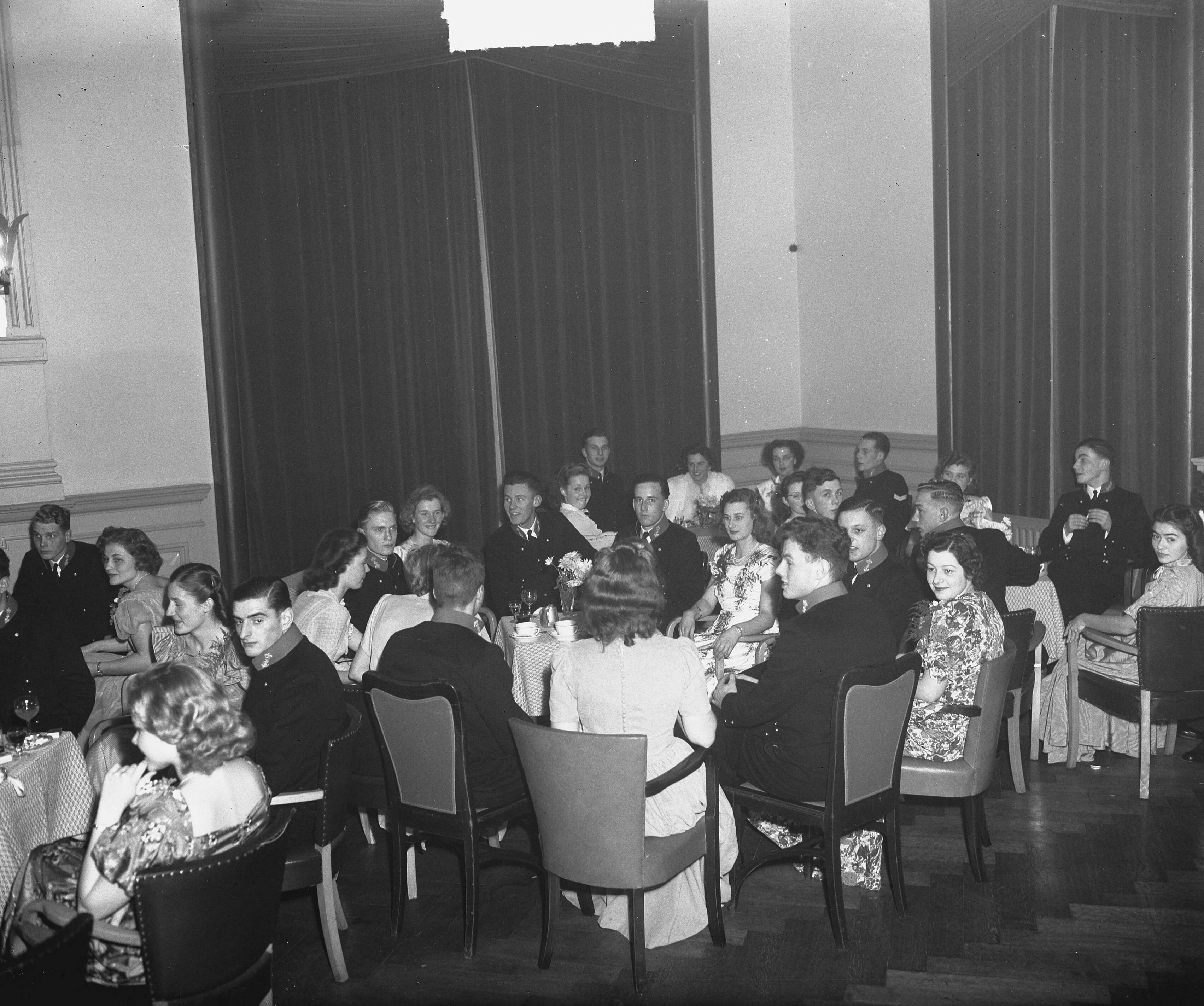 Fotocollectie Anefo — Bal adelborsten Kurhaus Scheveningen @ — Foto: Merk, Ben / Anefo. Licentie: Set B: Rechtenvrij / Publiek Domein. Bron: Nationaal Archief. http://hdl.handle.net/10648/a8c16d52-d0b4-102d-bcf8-003048976d84