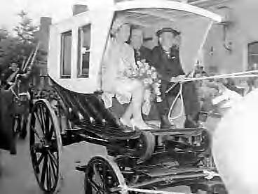 Bezoek van koningin Juliana aan Middelburg en Katseveer (1960) — Koningin Juliana bezoekt Middelburg, Koningin gezeten in een "Phaeton". Vlnr. v.l.n.r. koningin Juliana, Commisssaris der Koningin in Zeeland jhr. mr. A.F.C. de Casembroot en koetsier Isaac Wisse — Foto: Rossem, Wim van / Anefo. Licentie: Set B: Rechtenvrij / Publiek Domein. Bron: Nationaal Archief. http://hdl.handle.net/10648/a9aef6bc-d0b4-102d-bcf8-003048976d84