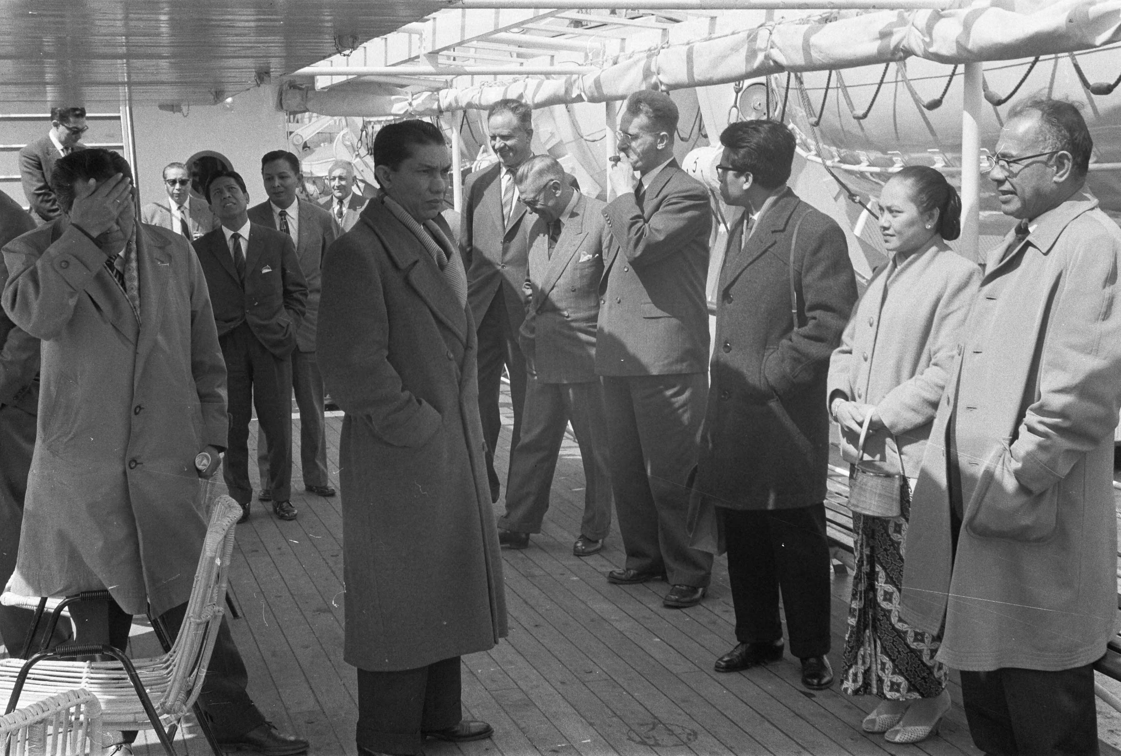 Fotocollectie Anefo — Tewaterlating "Krakatau" bij Zaanlandse Scheepsbouw Mij — Foto: Pot, Harry / Anefo. Licentie: Set B: Rechtenvrij / Publiek Domein. Bron: Nationaal Archief. http://hdl.handle.net/10648/a9adef6a-d0b4-102d-bcf8-003048976d84