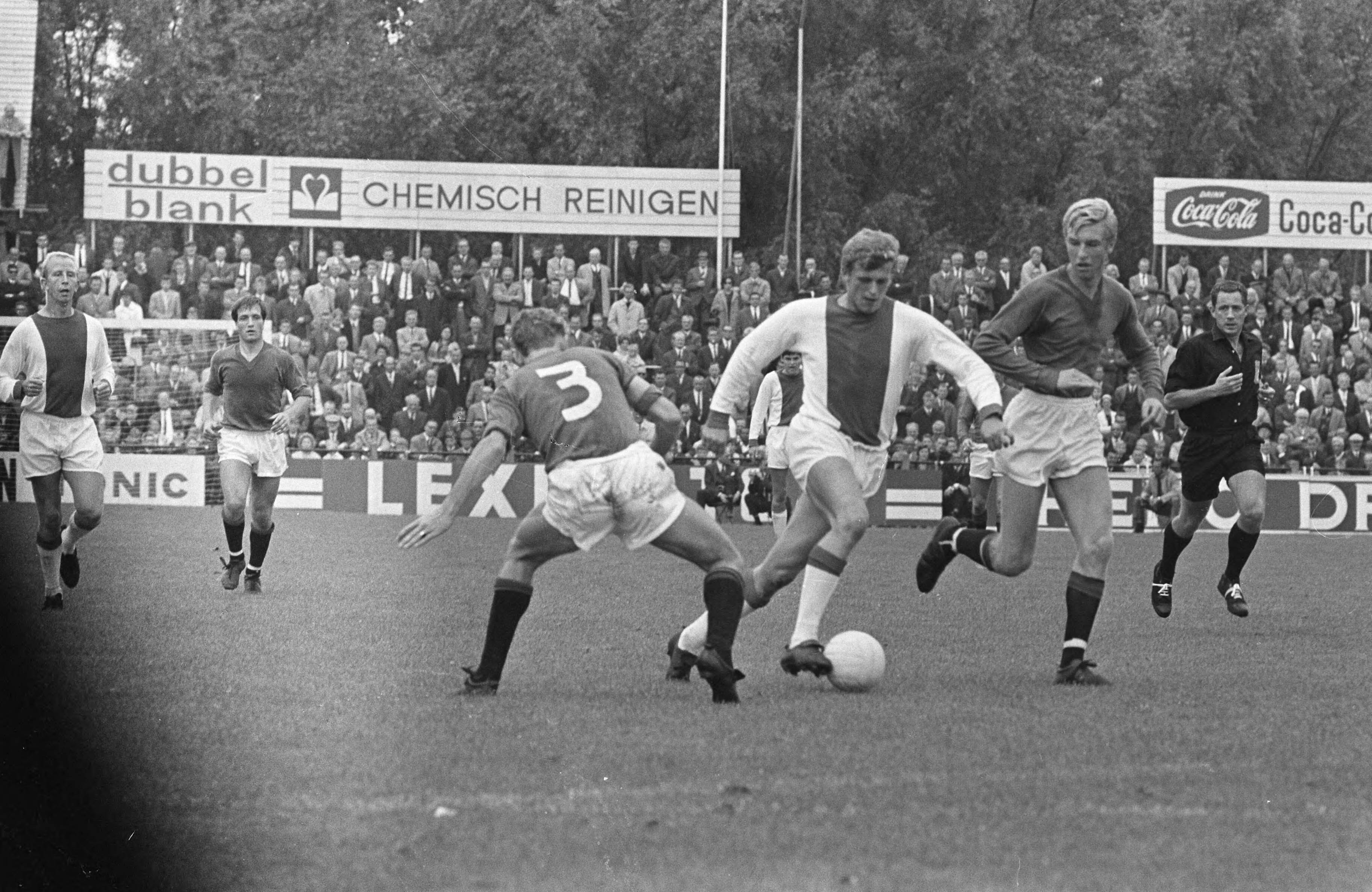 Voetbalwedstrijd tussen ADO en Ajax te Den Haag: 2-2 — Piet Keizer van Ajax passeert twee ADO-speler — Foto: Fotograaf Onbekend / Anefo. Licentie: Set B: Rechtenvrij / Publiek Domein. Bron: Nationaal Archief. http://hdl.handle.net/10648/aafcfa1e-d0b4-102d-bcf8-003048976d84