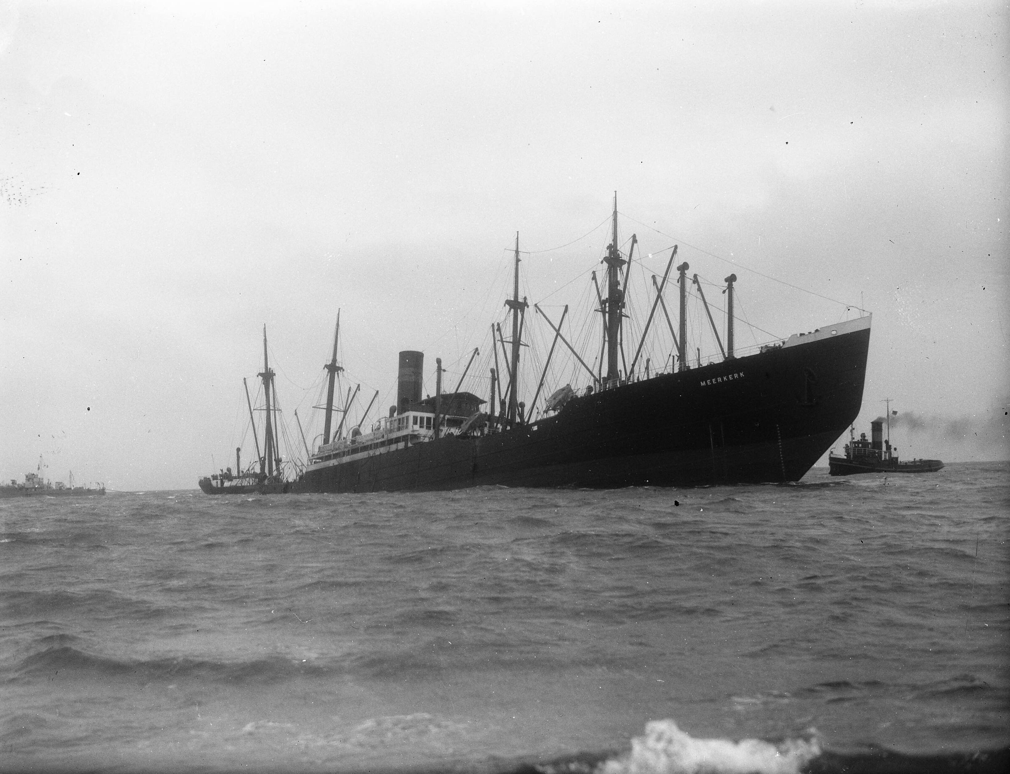Fotocollectie Anefo — Westkapelle. Wrak van de op zaterdag 14 juni 1946 op een mijn gelopen stoomschip "Meerkerk" — Foto: Fotograaf Onbekend / Anefo. Licentie: Set B: Rechtenvrij / Publiek Domein. Bron: Nationaal Archief. http://hdl.handle.net/10648/a89fa5be-d0b4-102d-bcf8-003048976d84