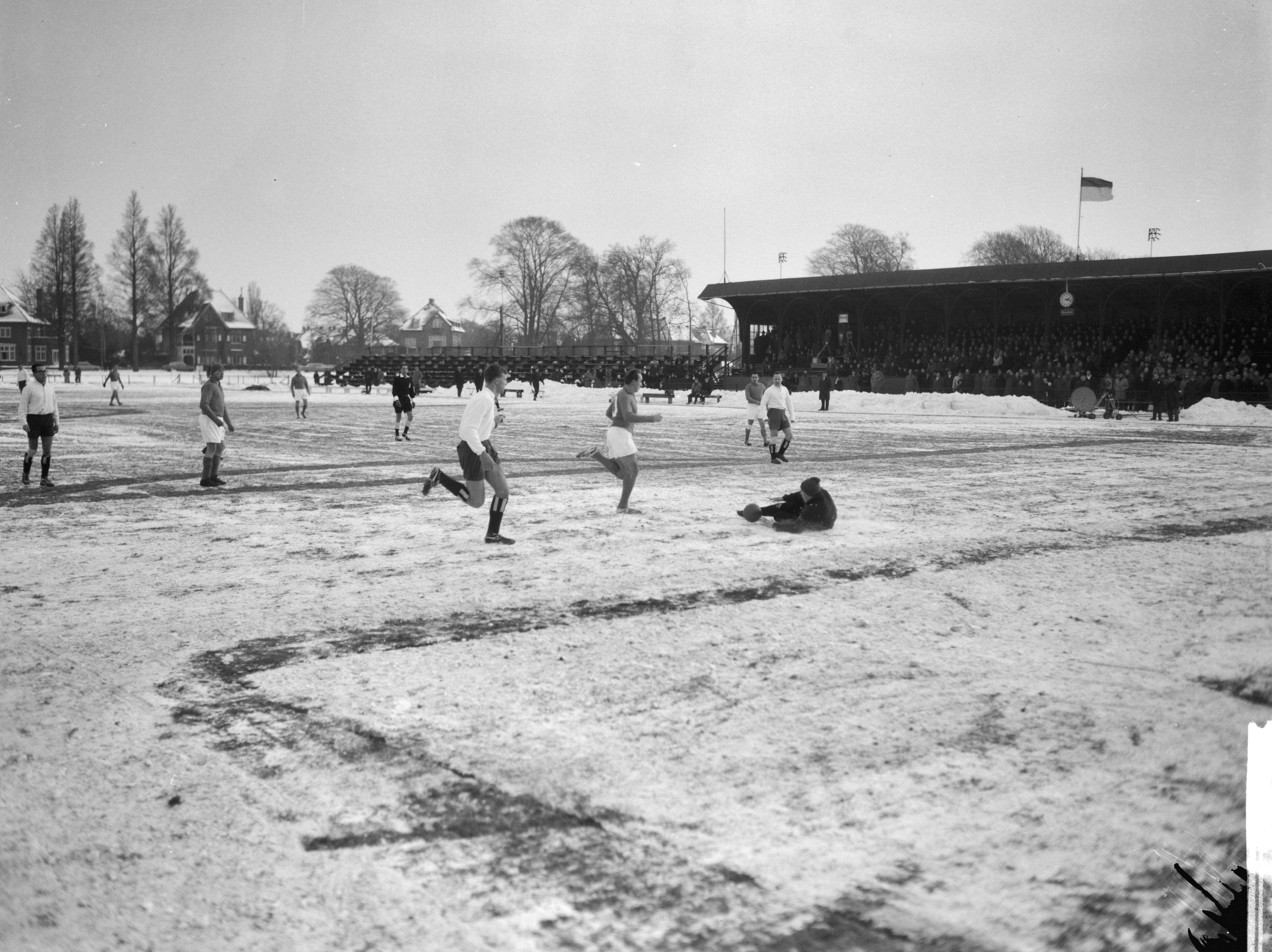 Fotocollectie Anefo — Traditionele nieuwjaars voetbalwedstrijd tussen de Koninklijke HFC en Oud-Internationals. Spelmoment, Links Wim Roozen,midden Henk Angenent, rechts Guus Dräger en op de grond doelman Van der Meulen van HFC — Foto: Bilsen, Joop van / Anefo. Licentie: Set B: Rechtenvrij / Publiek Domein. Bron: Nationaal Archief. http://hdl.handle.net/10648/aa2460a0-d0b4-102d-bcf8-003048976d84