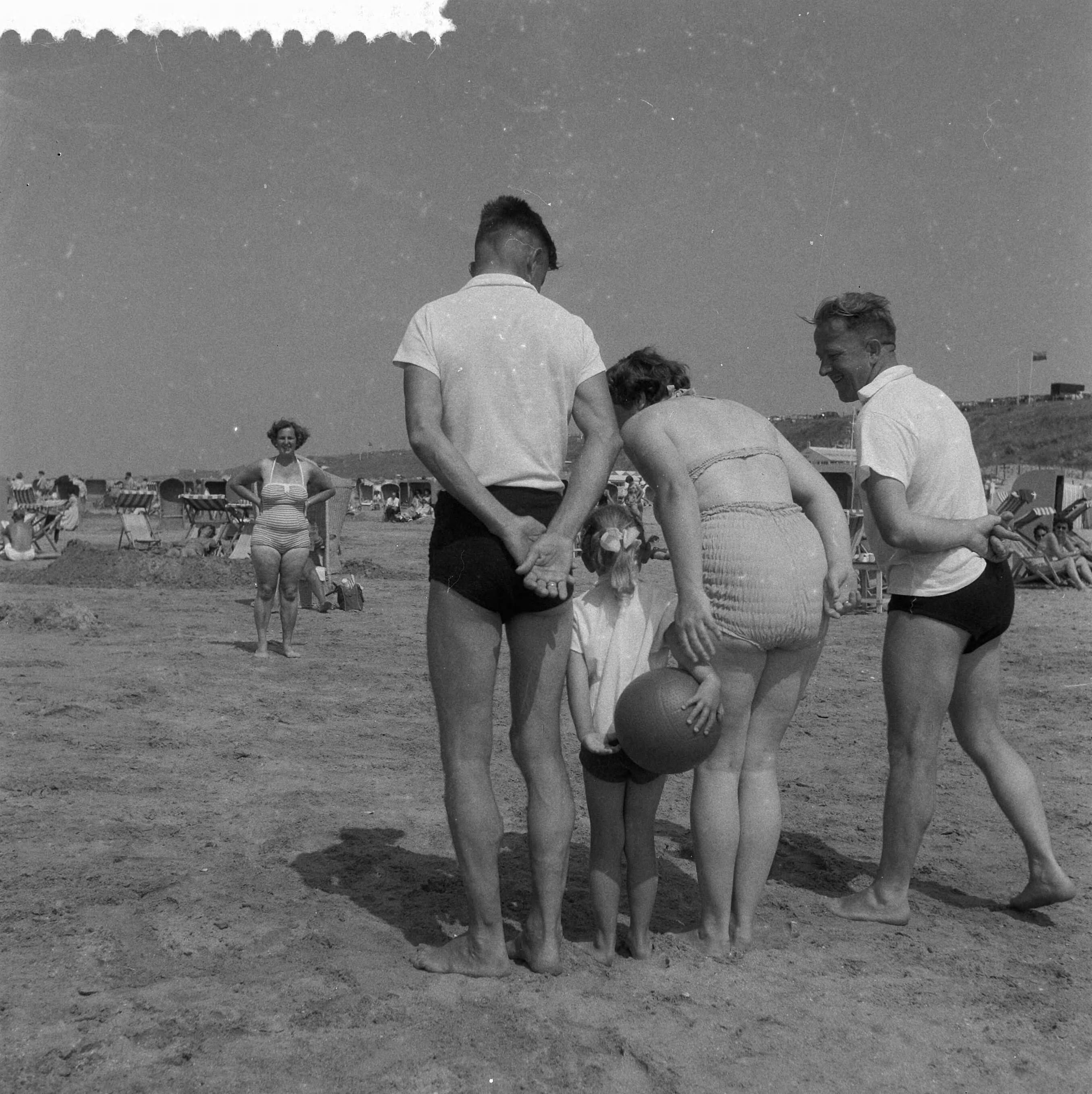 Fotocollectie Anefo — Strandleven te Zandvoort — Foto: Noske, J.D. / Anefo. Licentie: Set B: Rechtenvrij / Publiek Domein. Bron: Nationaal Archief. http://hdl.handle.net/10648/a966633e-d0b4-102d-bcf8-003048976d84
