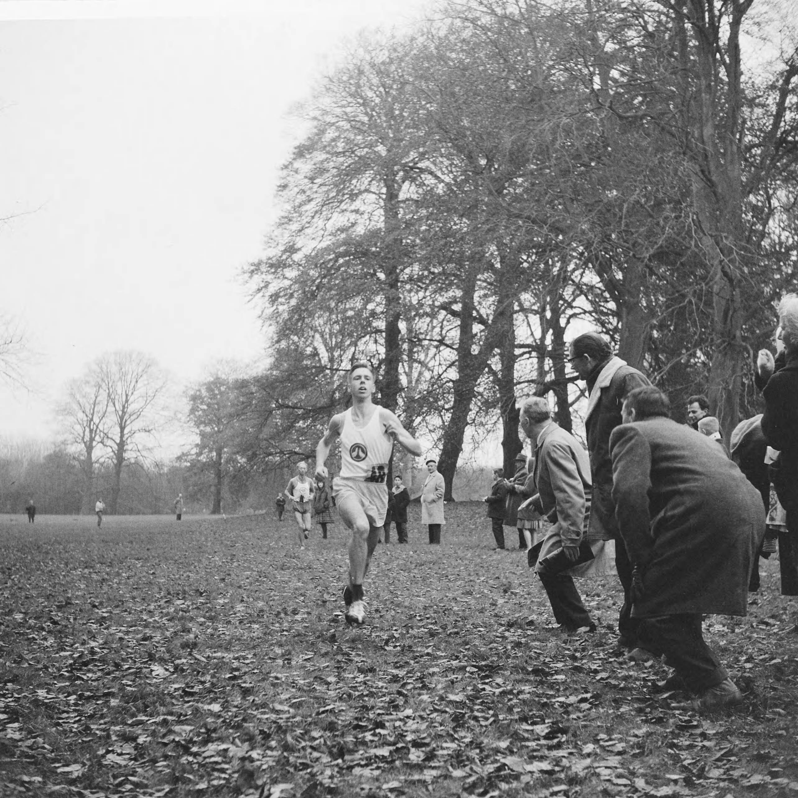 Fotocollectie Anefo — Atletiekcross op "Clingendael" te Den Haag (Van Wijk en Smit). J. Evers (Trekvogels Den Haag) werd 2e — Foto: Brinkman, Dave / Anefo. Licentie: Set B: Rechtenvrij / Publiek Domein. Bron: Nationaal Archief. http://hdl.handle.net/10648/a9ebf026-d0b4-102d-bcf8-003048976d84