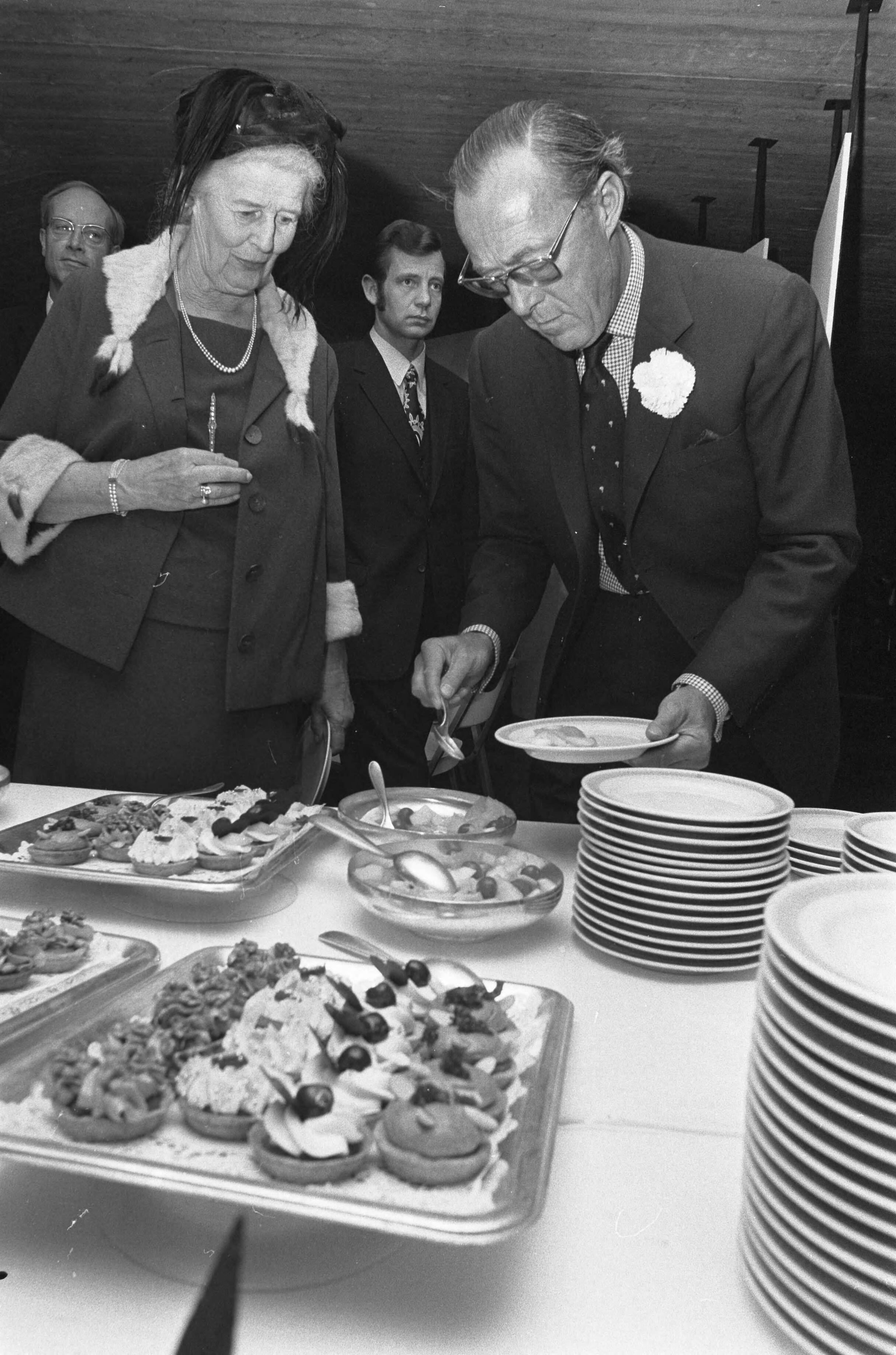 Fotocollectie Anefo — Prins Bernhard opent kantoor Verenigde Bedrijven Nederhorst Gouda, Prins Bernhard stelt lunch samen — Foto: Mieremet, Rob / Anefo. Licentie: Set B: Rechtenvrij / Publiek Domein. Bron: Nationaal Archief. http://hdl.handle.net/10648/abd4631e-d0b4-102d-bcf8-003048976d84