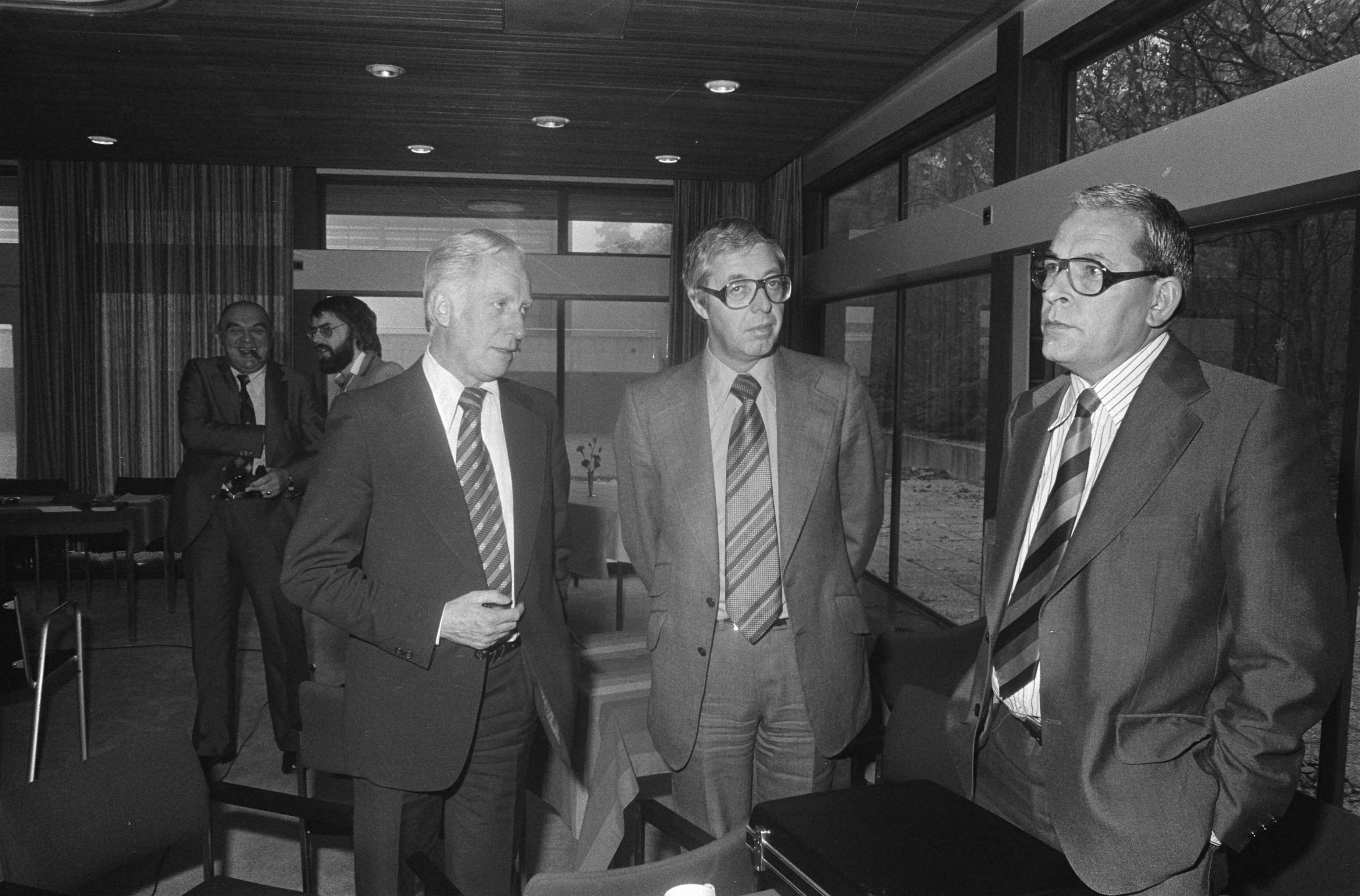 Fotocollectie Anefo — Vergadering sectie betaald voetbal KNVB in Zeist; v.l.n.r. Stoop, Hoogewoning en Van der Klink (FBO) — Foto: Peters, Hans / Anefo. Licentie: Set B: Rechtenvrij / Publiek Domein. Bron: Nationaal Archief. http://hdl.handle.net/10648/ac772428-d0b4-102d-bcf8-003048976d84