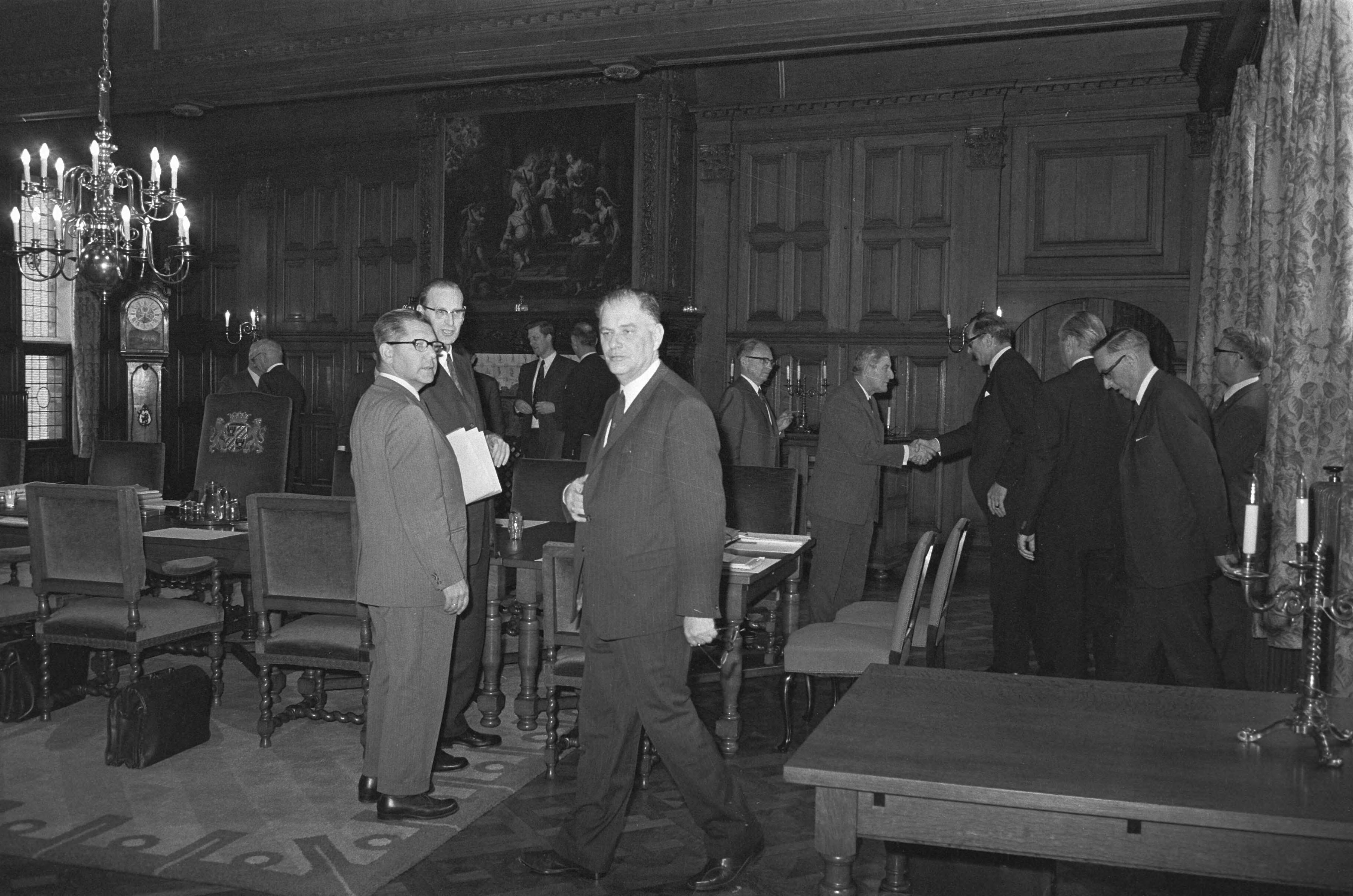 Fotocollectie Anefo — Minister Schut en staatssecretaris Haex spreken met bestuur provincie Groningen over militair oefenterrein, in provinciehuis, Groningen — Foto: Peters, Hans / Anefo. Licentie: Set B: Rechtenvrij / Publiek Domein. Bron: Nationaal Archief. http://hdl.handle.net/10648/abb33810-d0b4-102d-bcf8-003048976d84