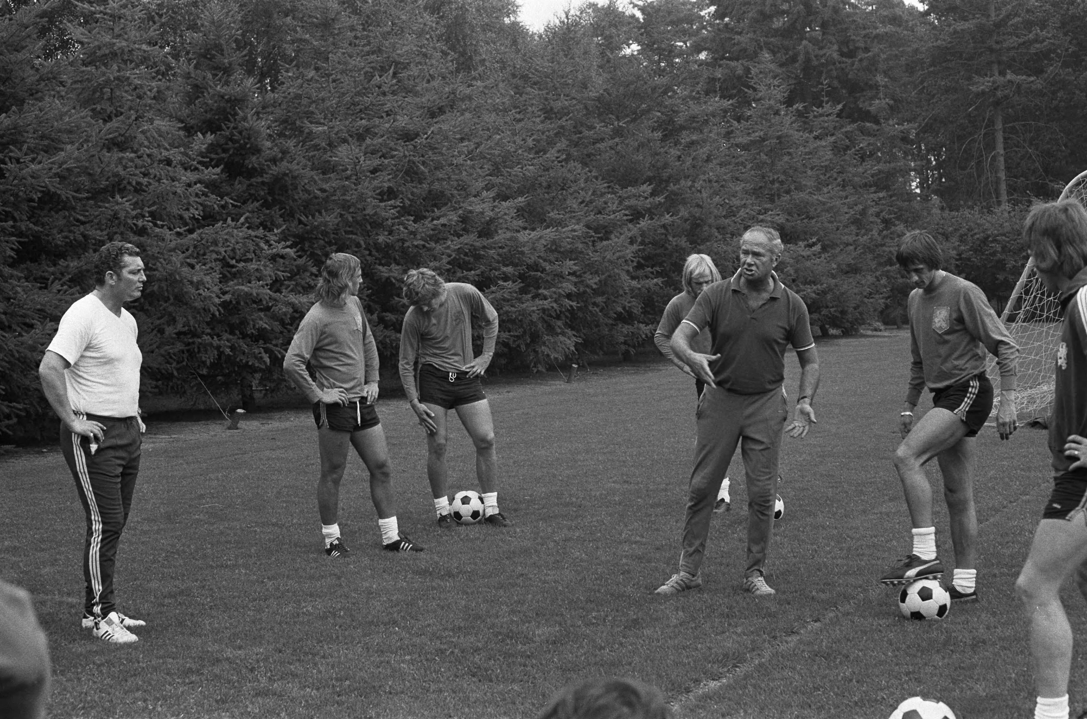 Fotocollectie Anefo — Nederlands elftal traint in Zeist, trainer Van der Hart Neeskens, Haan, Brokamp, trainer Fadhronc en Cruijff — Foto: Peters, Hans / Anefo. Licentie: Set B: Rechtenvrij / Publiek Domein. Bron: Nationaal Archief. http://hdl.handle.net/10648/ac347d58-d0b4-102d-bcf8-003048976d84