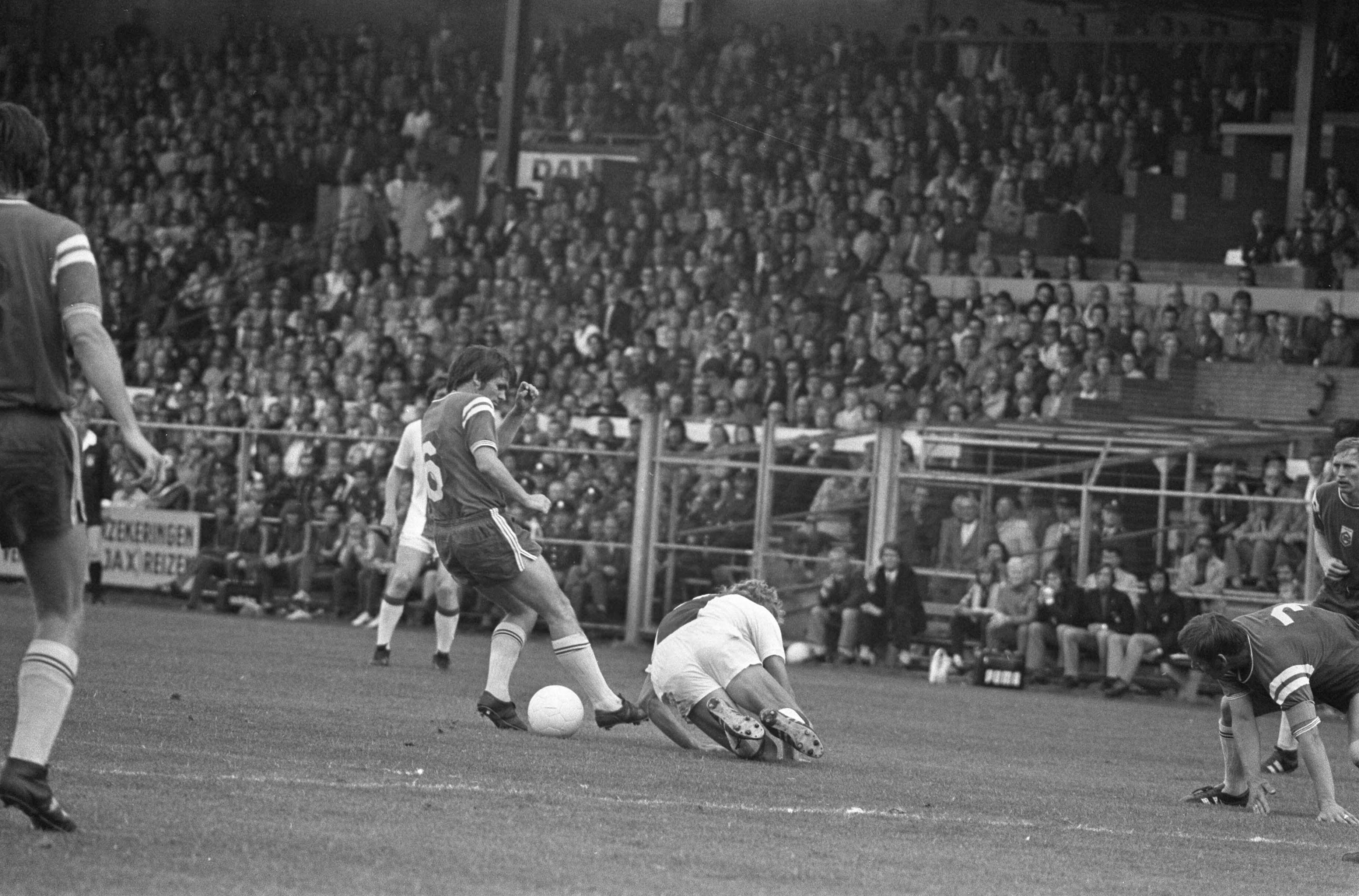 Fotocollectie Anefo — Ajax tegen Groningen 3-0, nummer 24 Johnny Rep in aktie (links) — Foto: Evers, Joost / Anefo. Licentie: Set B: Rechtenvrij / Publiek Domein. Bron: Nationaal Archief. http://hdl.handle.net/10648/abf713aa-d0b4-102d-bcf8-003048976d84
