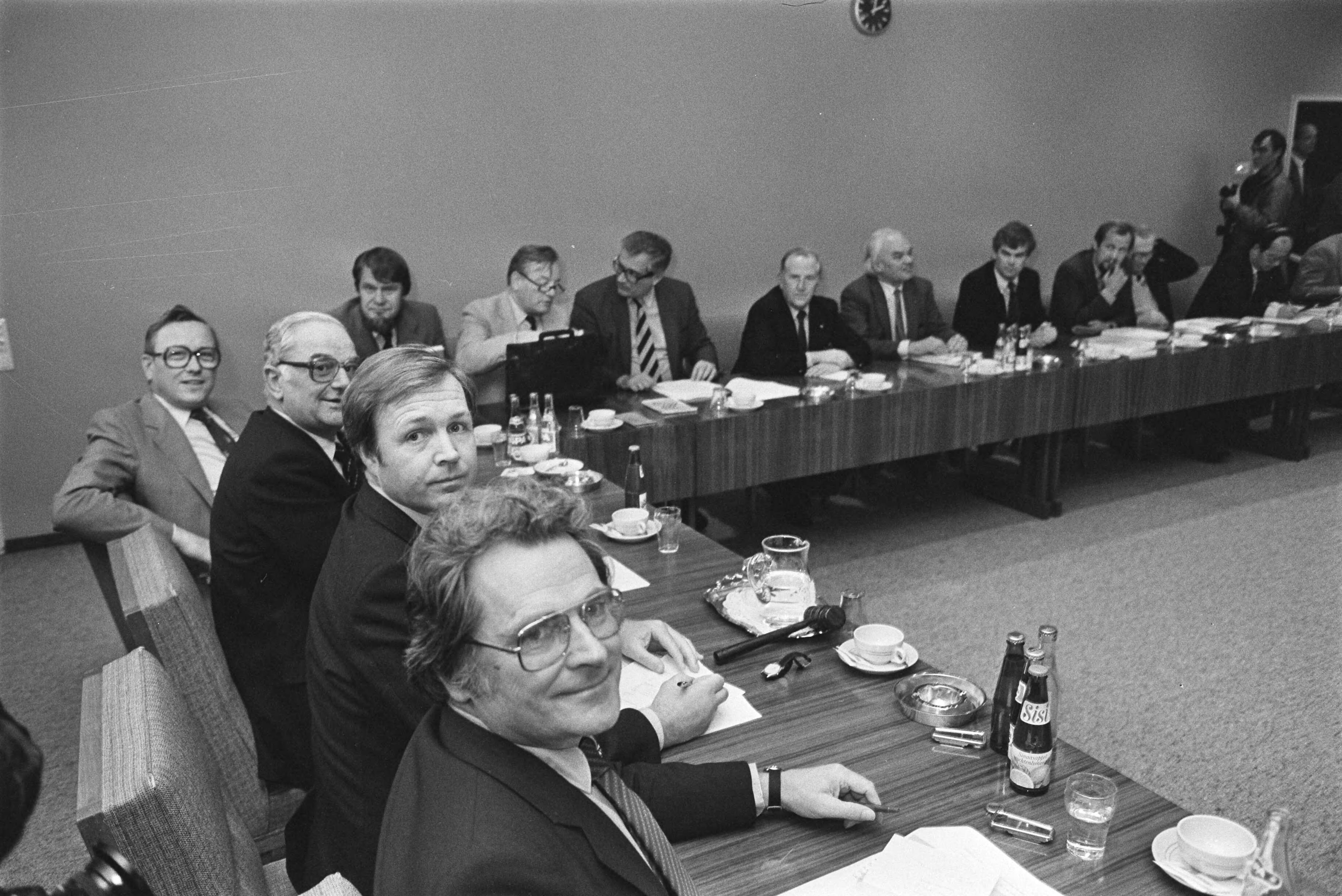 Overleg tussen de regering, werkgevers en werknemers in het SER-gebouw in Den Haag — Links de werknemers, in het midden de regering, rechts de werkgevers — Foto: Croes, Rob C. / Anefo. Licentie: Set B: Rechtenvrij / Publiek Domein. Bron: Nationaal Archief. http://hdl.handle.net/10648/ad2044d6-d0b4-102d-bcf8-003048976d84