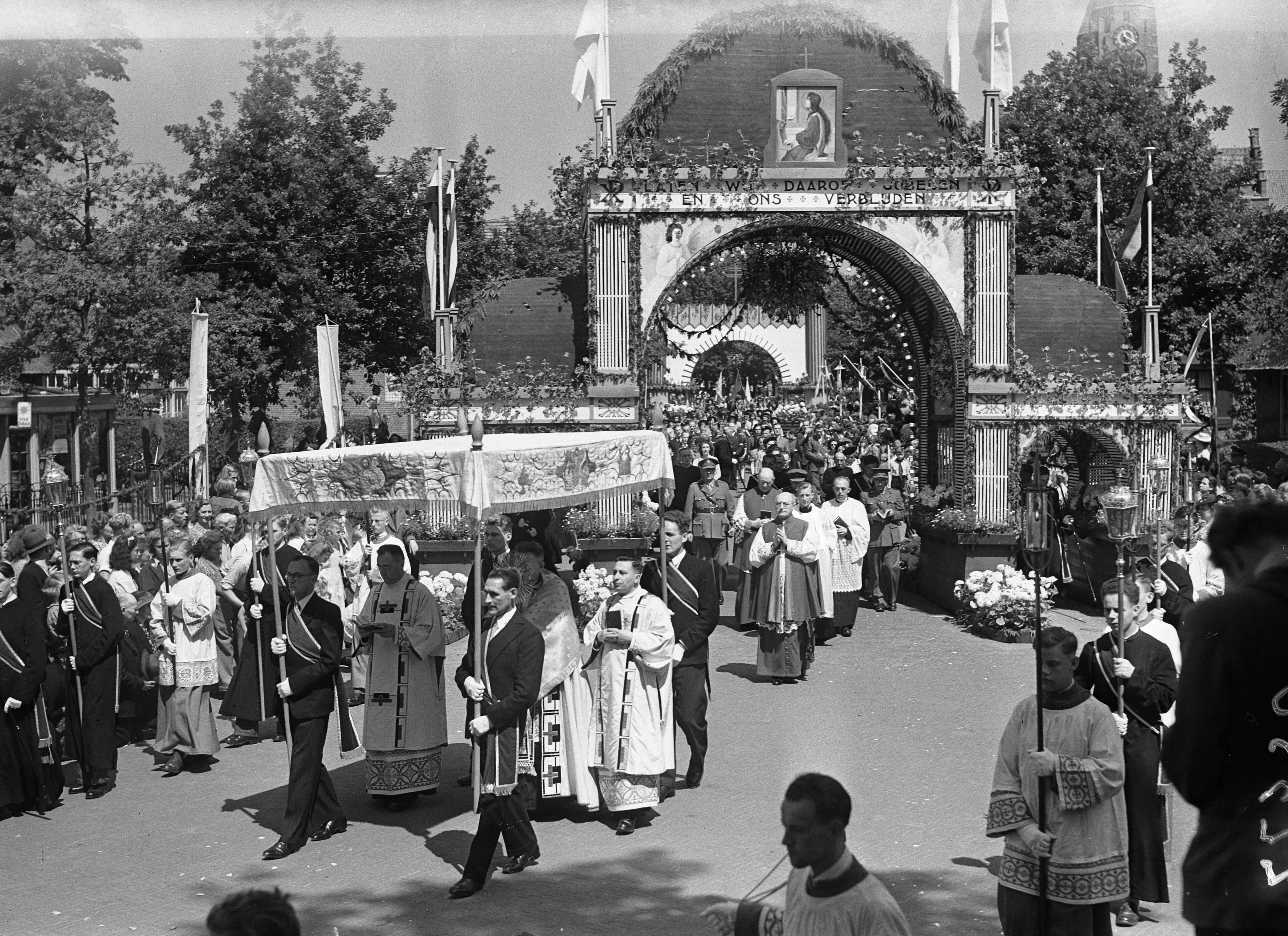 Fotocollectie Anefo — St. Jansprocessie te Laren (N.H.) — Foto: Sagers, Harry / Anefo. Licentie: Set B: Rechtenvrij / Publiek Domein. Bron: Nationaal Archief. http://hdl.handle.net/10648/a8a9d818-d0b4-102d-bcf8-003048976d84