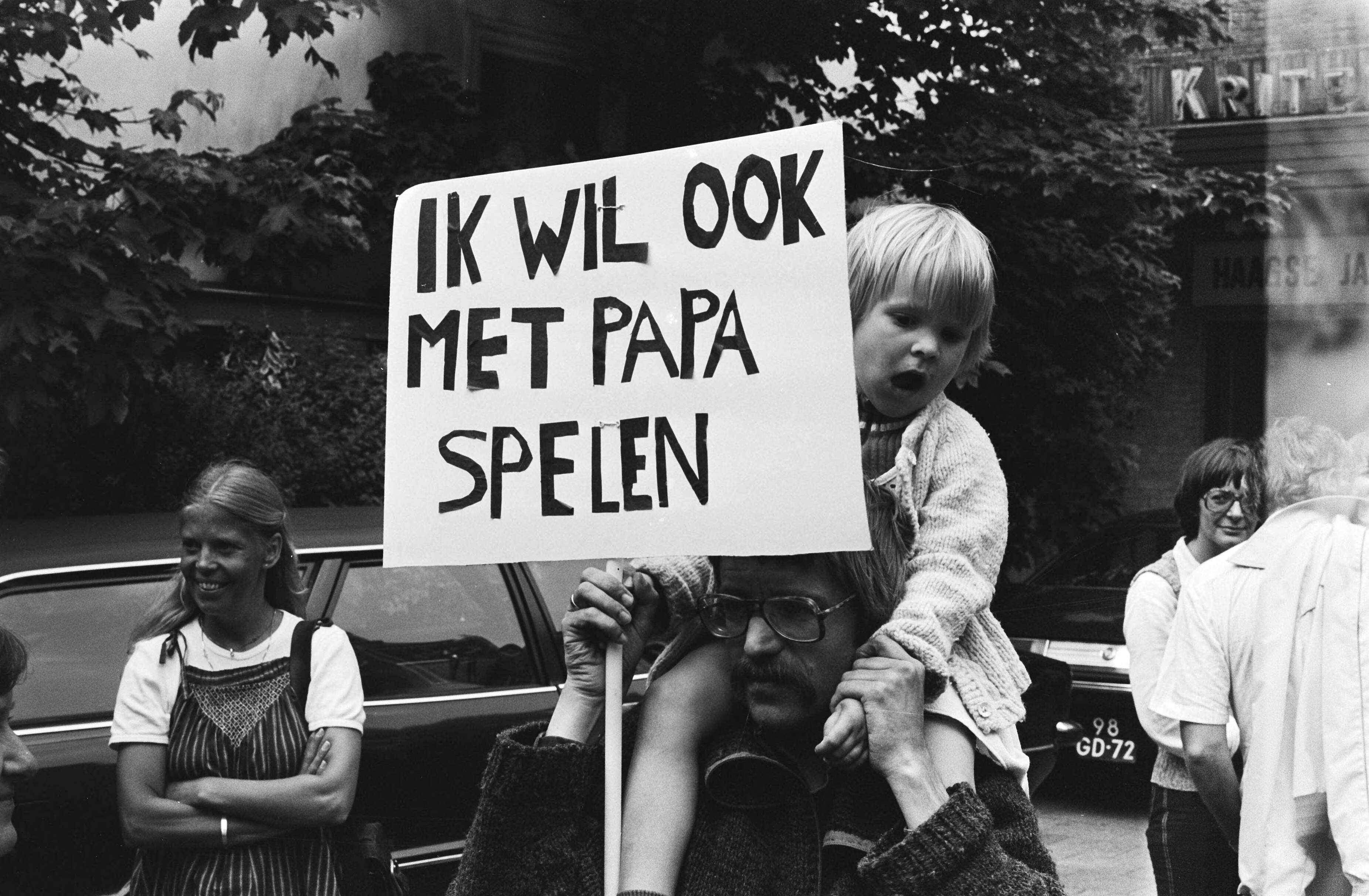 Fotocollectie Anefo — Demonstratie en manifestatie in Den Haag landelijke actiegroep Caseloadverlaging in de kinderbescherming — Foto: Peters, Hans / Anefo. Licentie: Set B: Rechtenvrij / Publiek Domein. Bron: Nationaal Archief. http://hdl.handle.net/10648/acb67146-d0b4-102d-bcf8-003048976d84