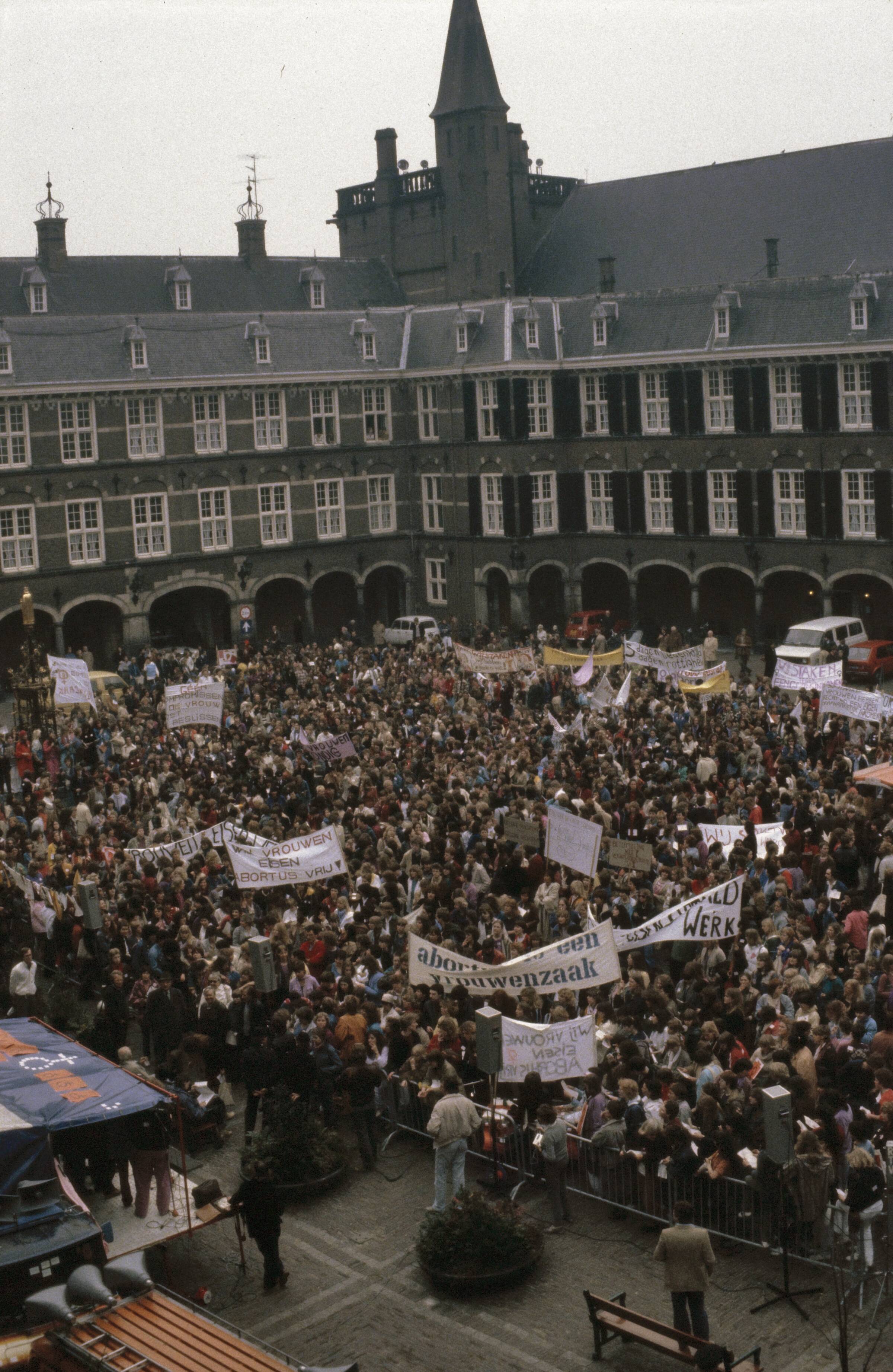 Fotocollectie Anefo — Landelijke vrouwenstakingsdag ( Den Haag ); overzicht van de demonstratie op het Haagse Binnenhof — Foto: Dijk, Hans van / Anefo. Licentie: Set B: Rechtenvrij / Publiek Domein. Bron: Nationaal Archief. http://hdl.handle.net/10648/ad8a664a-d0b4-102d-bcf8-003048976d84