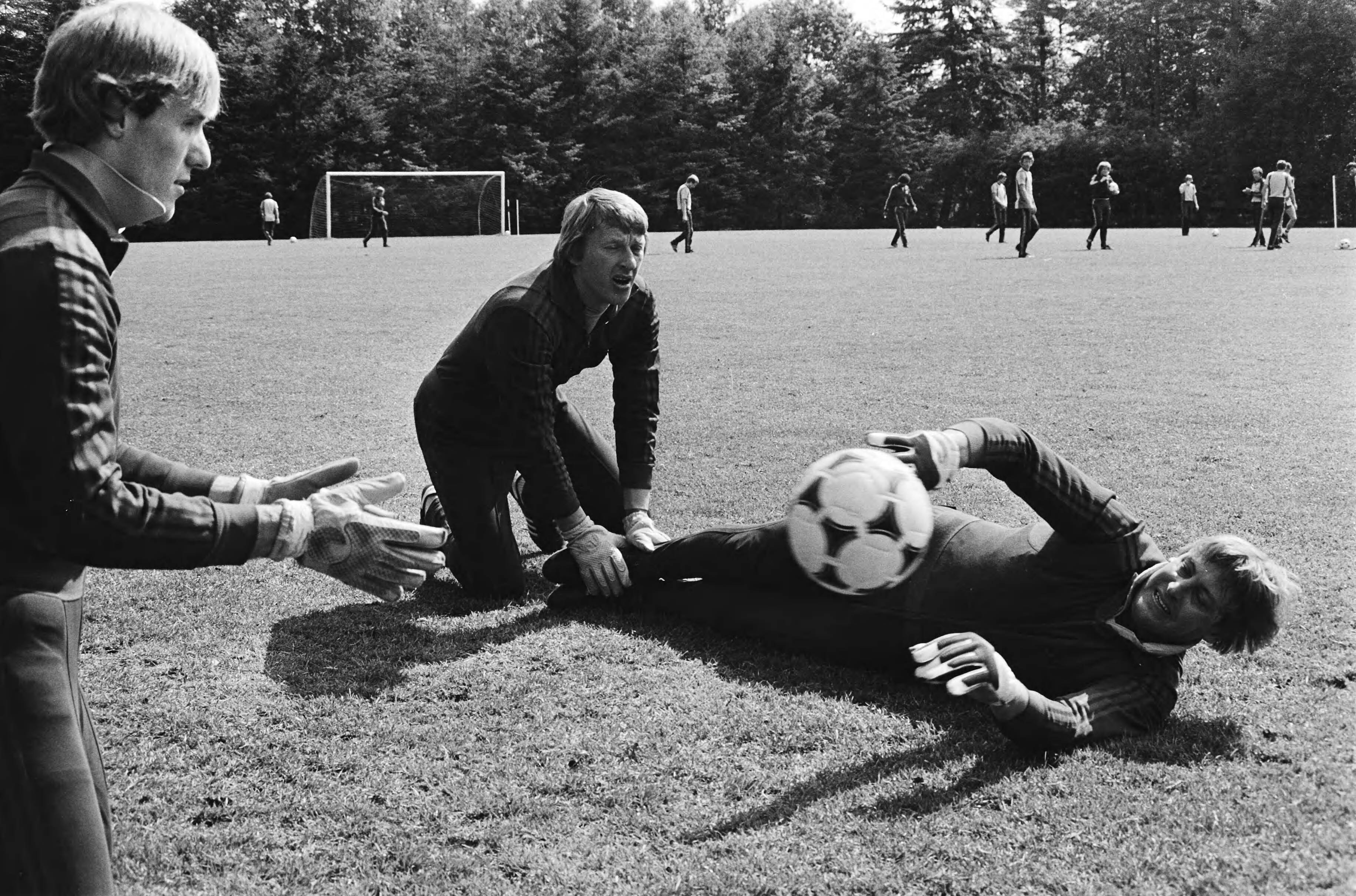 Fotocollectie Anefo — Training Nederlands Elftal . Europese Kampioenschappen in Italie; de drie keepers tijdens de training v.l.n.r. v. Breukelen , Doesburg en Schrijvers — Foto: Dijk, Hans van / Anefo. Licentie: Set B: Rechtenvrij / Publiek Domein. Bron: Nationaal Archief. http://hdl.handle.net/10648/ace16464-d0b4-102d-bcf8-003048976d84