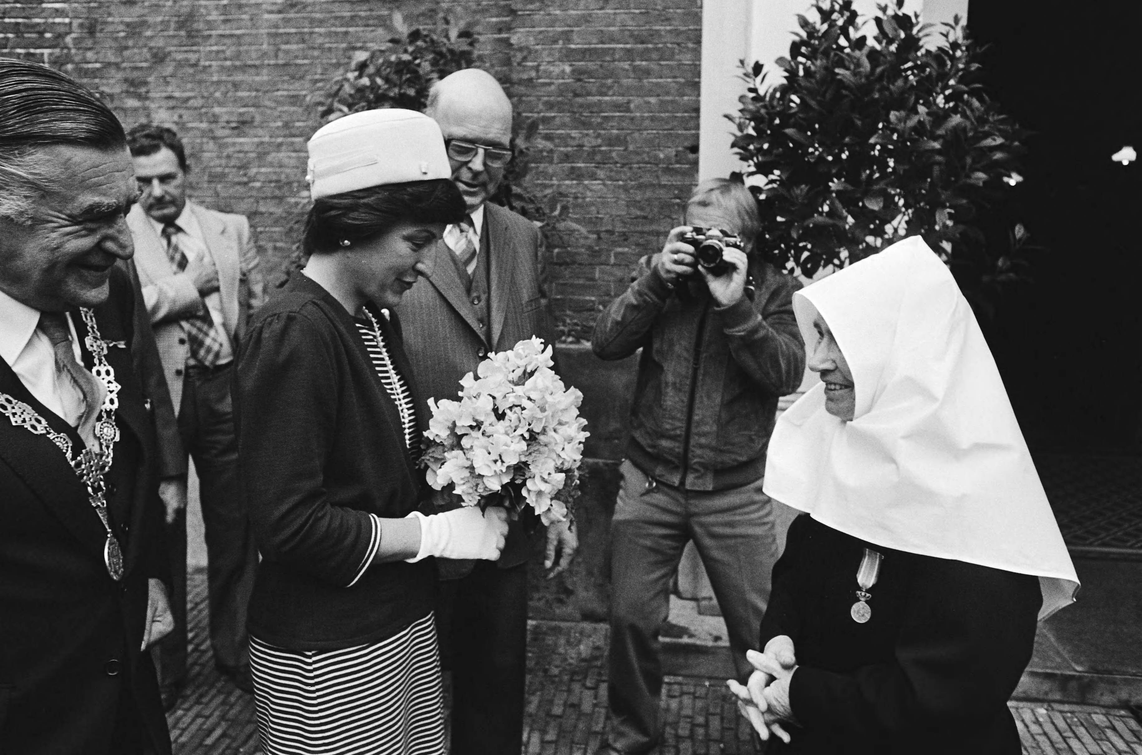 Fotocollectie Anefo — Pr. Margriet woont feestelijkheden bij tgv de voltooiing van de restauratie van het Begijnhof in Breda; diversen — Foto: Bogaerts, Rob / Anefo. Licentie: Set B: Rechtenvrij / Publiek Domein. Bron: Nationaal Archief. http://hdl.handle.net/10648/ace1c27e-d0b4-102d-bcf8-003048976d84
