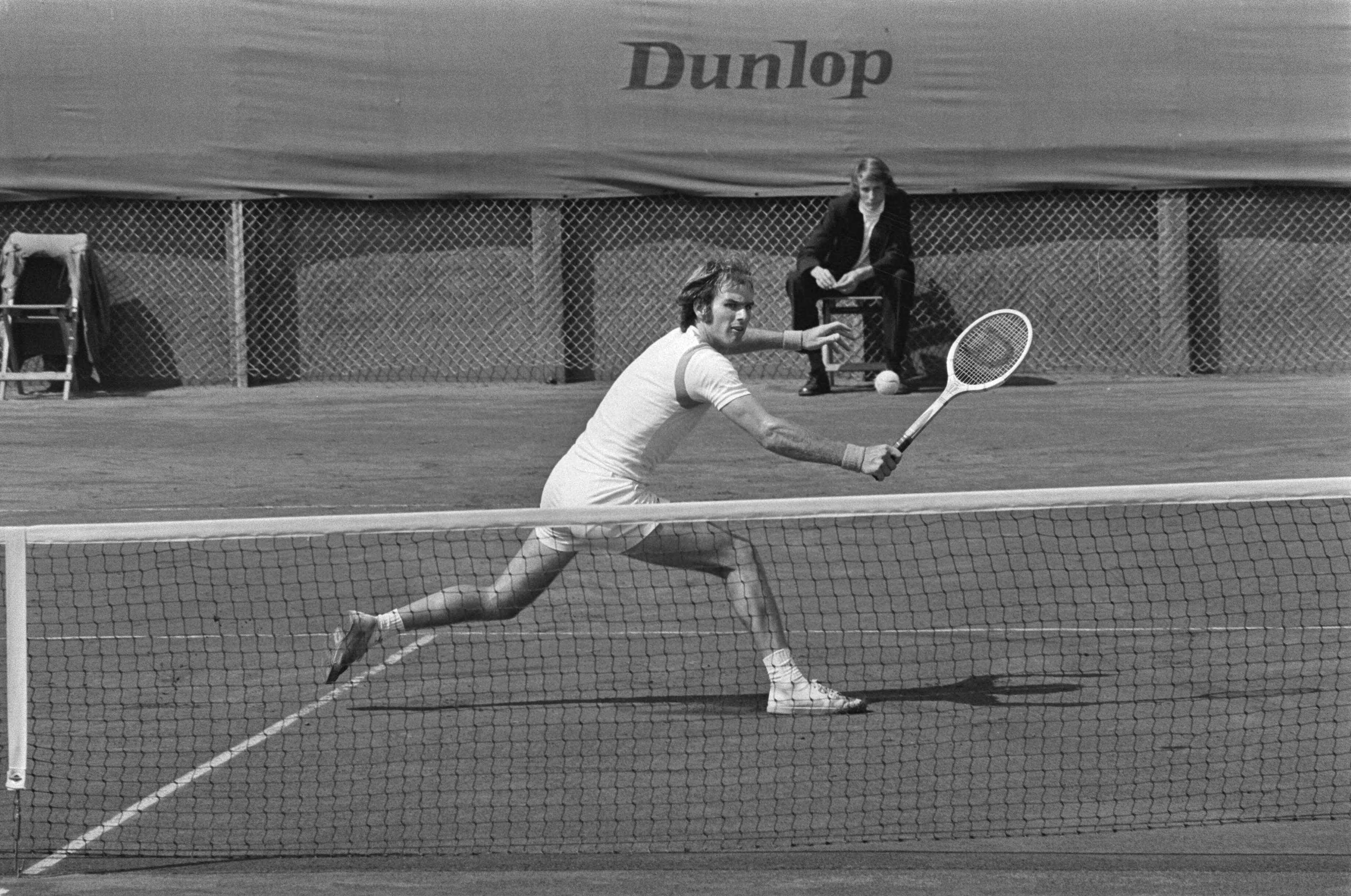 Fotocollectie Anefo — Nationale tenniskampioenschappen in Scheveningen; nr. 7 Hemmes in actie — Foto: Mieremet, Rob / Anefo. Licentie: Set B: Rechtenvrij / Publiek Domein. Bron: Nationaal Archief. http://hdl.handle.net/10648/ac52f1de-d0b4-102d-bcf8-003048976d84