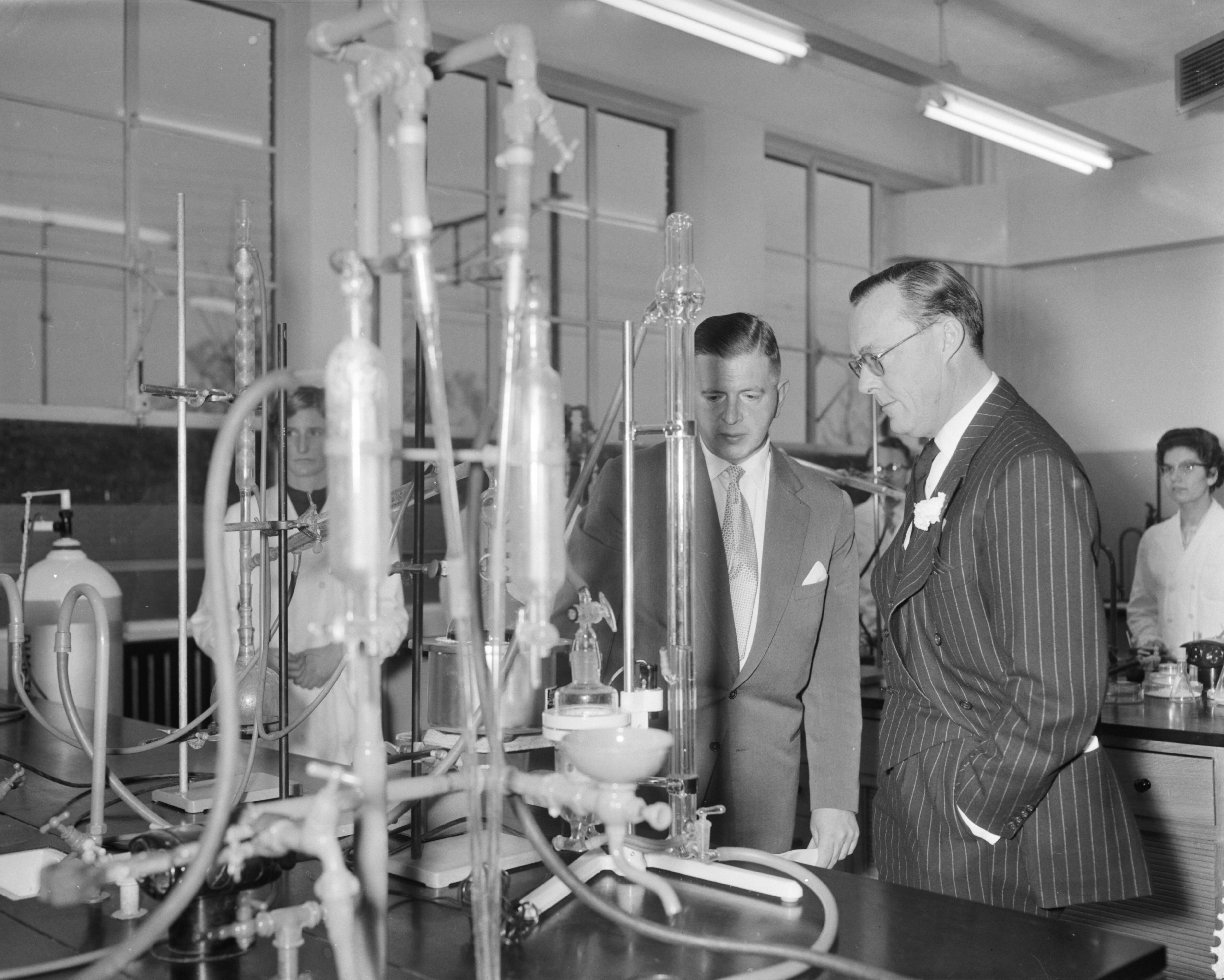 Opening van het centraal researchlaboratorium van Brocades & Stheeman te Haarlem door prins Bernhard — Foto: Bilsen, Joop van / Anefo. — Licentie: Set B: Rechtenvrij / Publiek Domein. Bron: Nationaal Archief. http://hdl.handle.net/10648/a98b9e56-d0b4-102d-bcf8-003048976d84