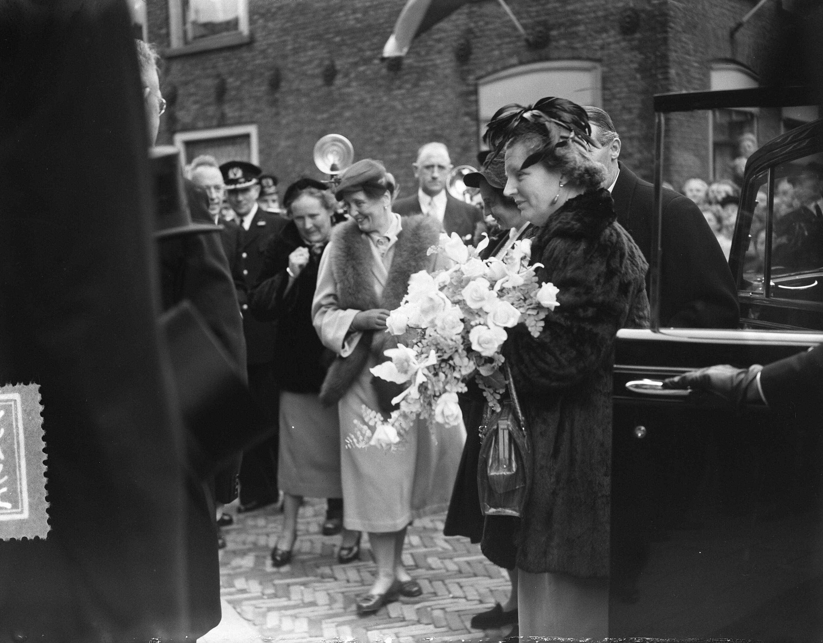 Fotocollectie Anefo — Koningin Juliana bezoekt Leeuwarden — Foto: Bilsen, Joop van / Anefo. Licentie: Set B: Rechtenvrij / Publiek Domein. Bron: Nationaal Archief. http://hdl.handle.net/10648/ad75ee72-d0b4-102d-bcf8-003048976d84