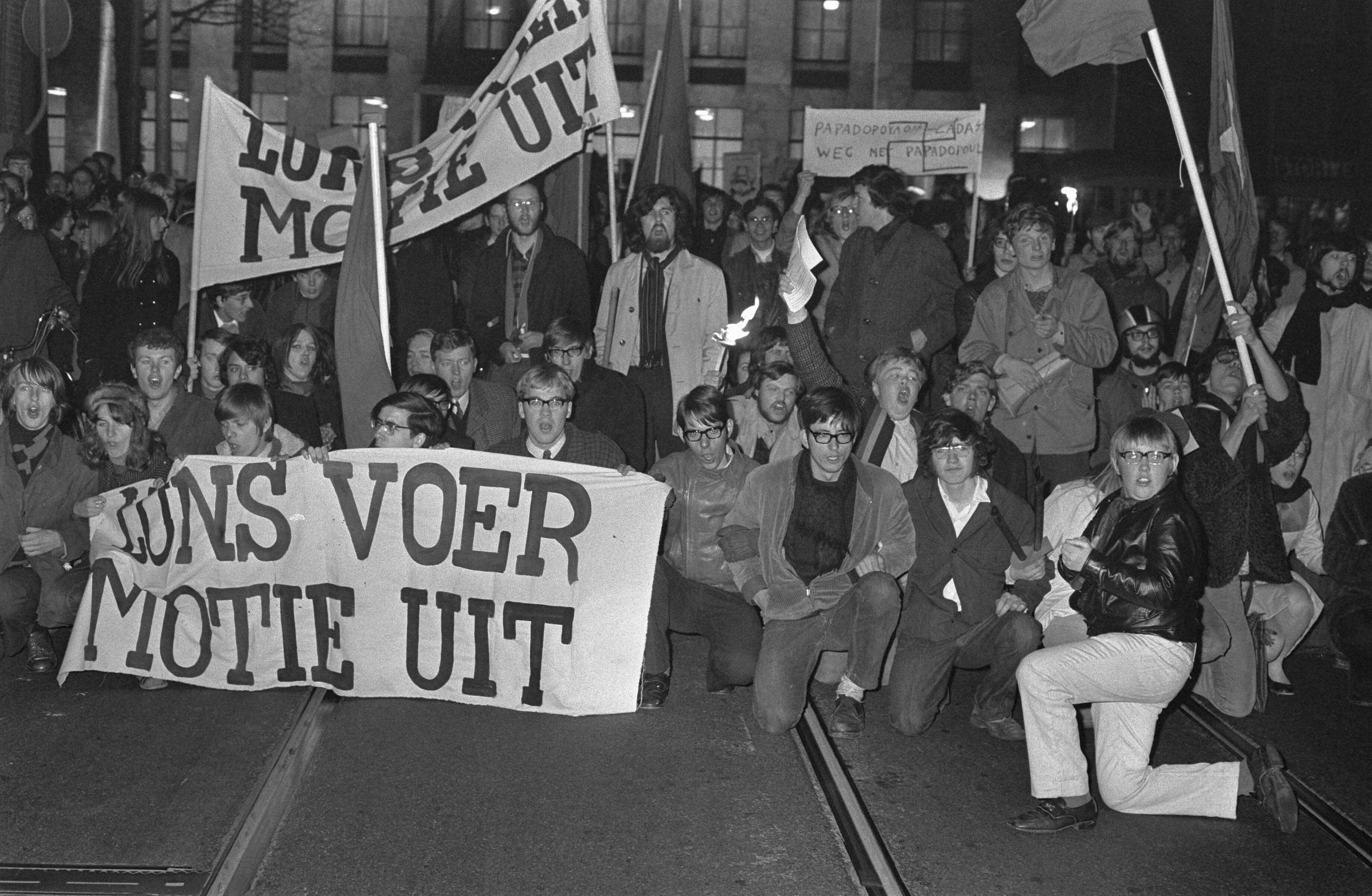 Fotocollectie Anefo — Demonstratie van plusminus 500 jongeren tegen bewind in Griekenland te Den Haag met politie te paard — Foto: Verhoeff, Bert / Anefo. Licentie: Set B: Rechtenvrij / Publiek Domein. Bron: Nationaal Archief. http://hdl.handle.net/10648/ab6616b6-d0b4-102d-bcf8-003048976d84
