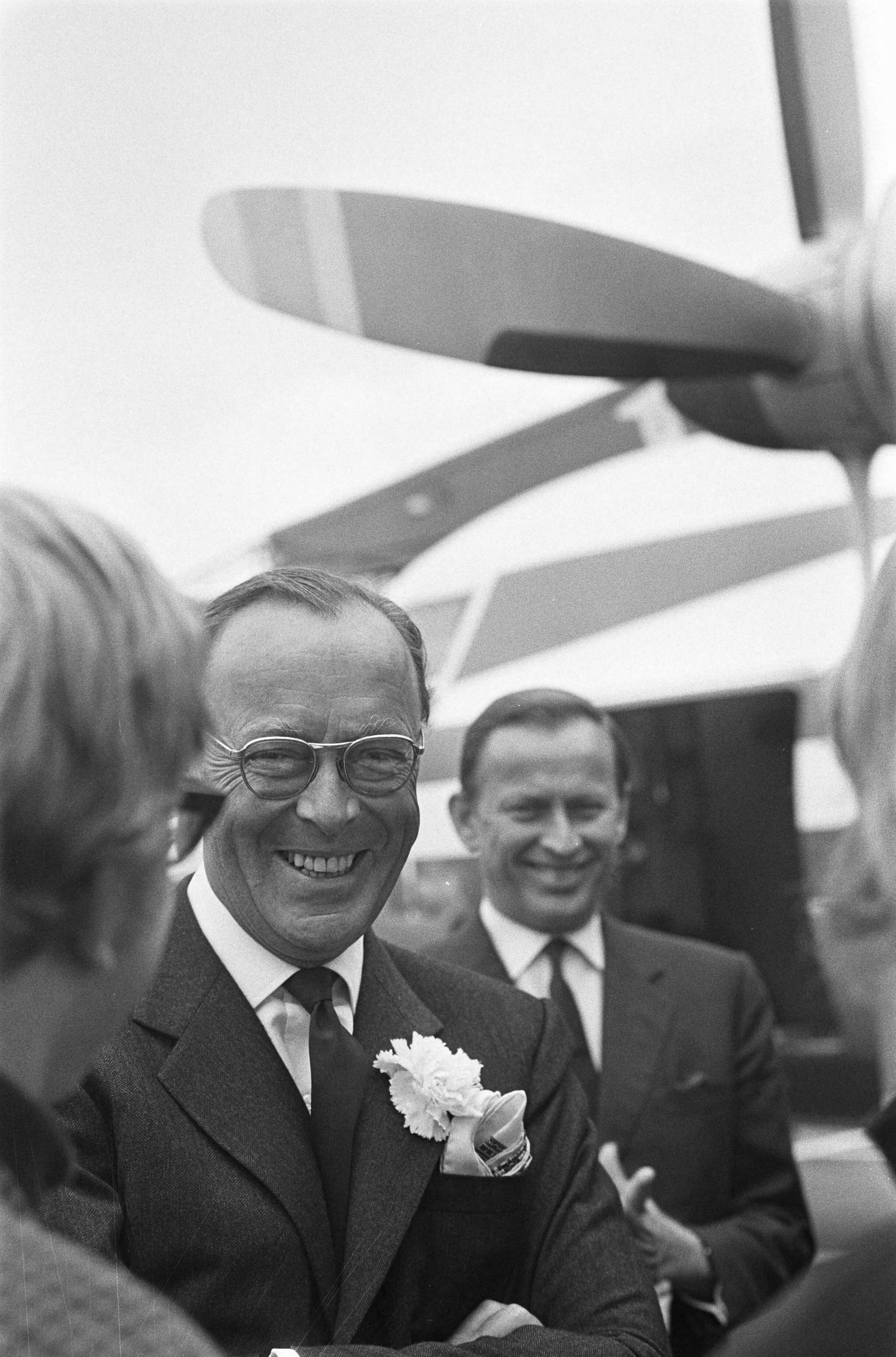 Prins Bernhard arriveert op Soesterberg na een reis naar het Verre Oosten — Prins Bernhard staat journalisten te woord — Foto: Mieremet, Rob / Anefo. Licentie: Set B: Rechtenvrij / Publiek Domein. Bron: Nationaal Archief. http://hdl.handle.net/10648/ab93b882-d0b4-102d-bcf8-003048976d84