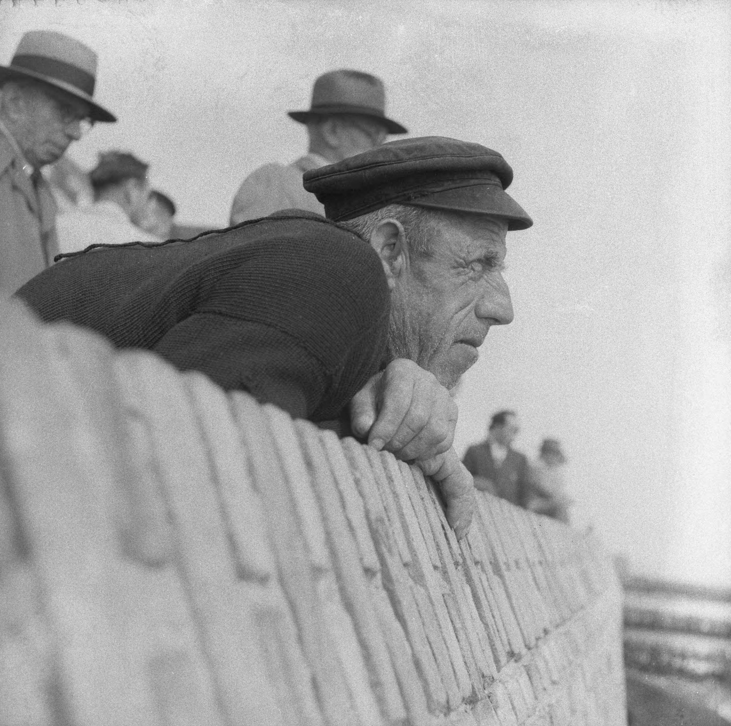 Fotocollectie Anefo — Verstevigen van de Vlissingse boulevard. Belangstelling van de Zeeuwse vissersmensen — Foto: Slagboom, Anton / Anefo. Licentie: Set B: Rechtenvrij / Publiek Domein. Bron: Nationaal Archief. http://hdl.handle.net/10648/a97c2c32-d0b4-102d-bcf8-003048976d84