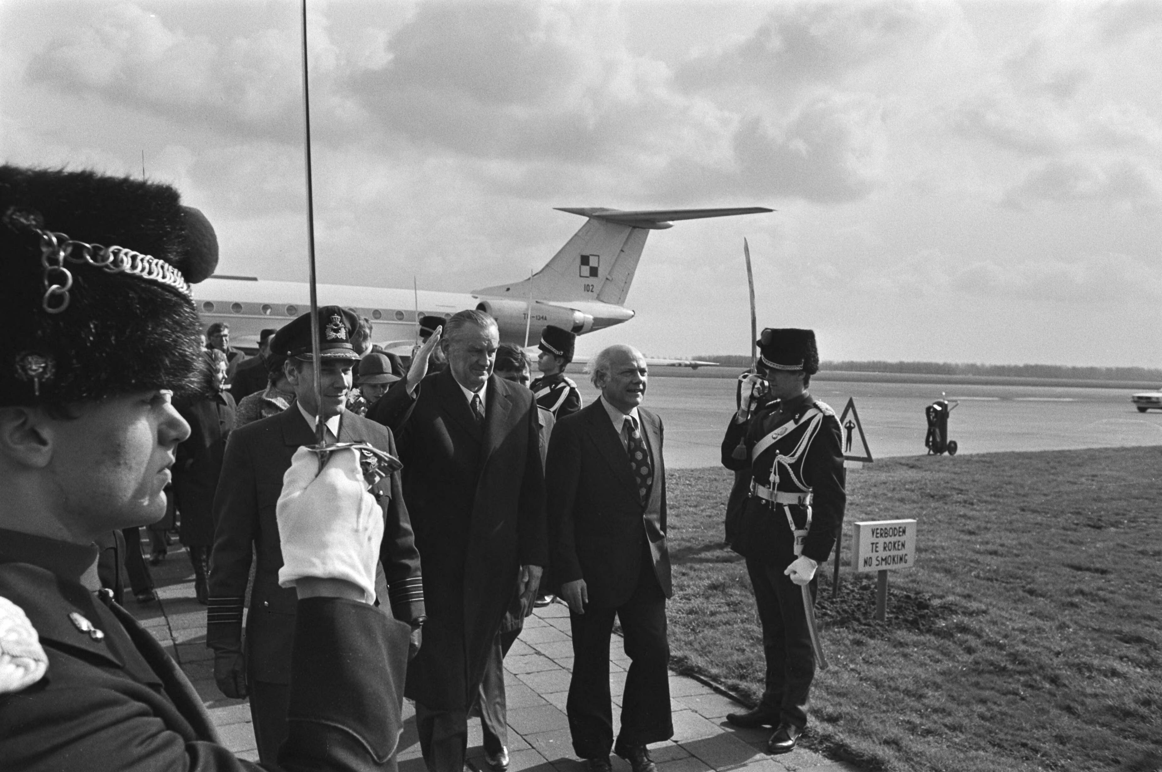Tweedaags bezoek Poolse premier Piotr Jaroszewicz aan Nederland — Erewacht op het vliegveld — Foto: Verhoeff, Bert / Anefo. Licentie: Set B: Rechtenvrij / Publiek Domein. Bron: Nationaal Archief. http://hdl.handle.net/10648/ac9774da-d0b4-102d-bcf8-003048976d84