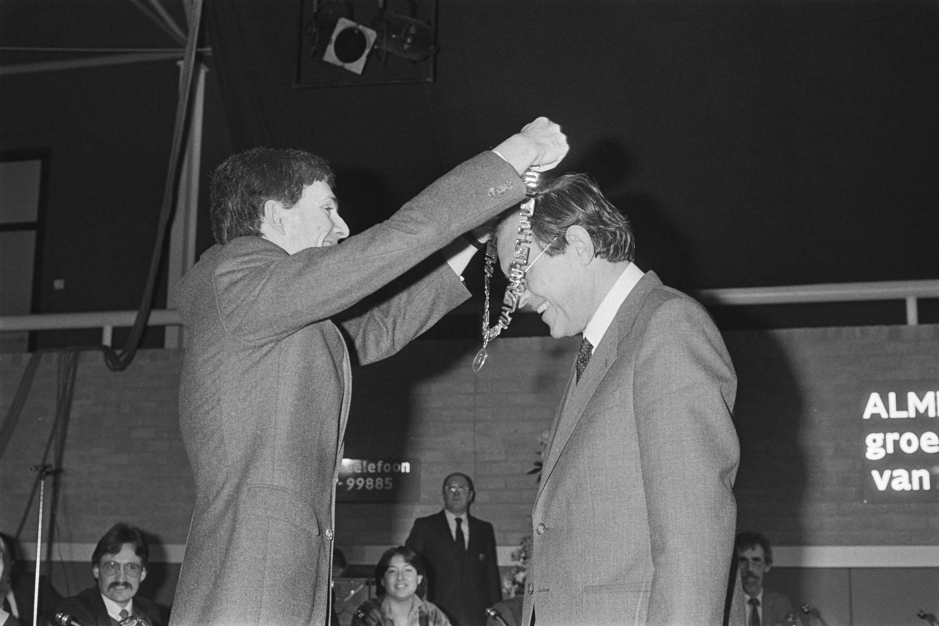 Fotocollectie Anefo — Installatie burgemeester en gemeenteraden Almere en Zeewolde (in Almere werden de 2 raadsleden van CP nog niet geinstalleerd) — Foto: Croes, Rob C. / Anefo. Licentie: Set B: Rechtenvrij / Publiek Domein. Bron: Nationaal Archief. http://hdl.handle.net/10648/ad32d290-d0b4-102d-bcf8-003048976d84