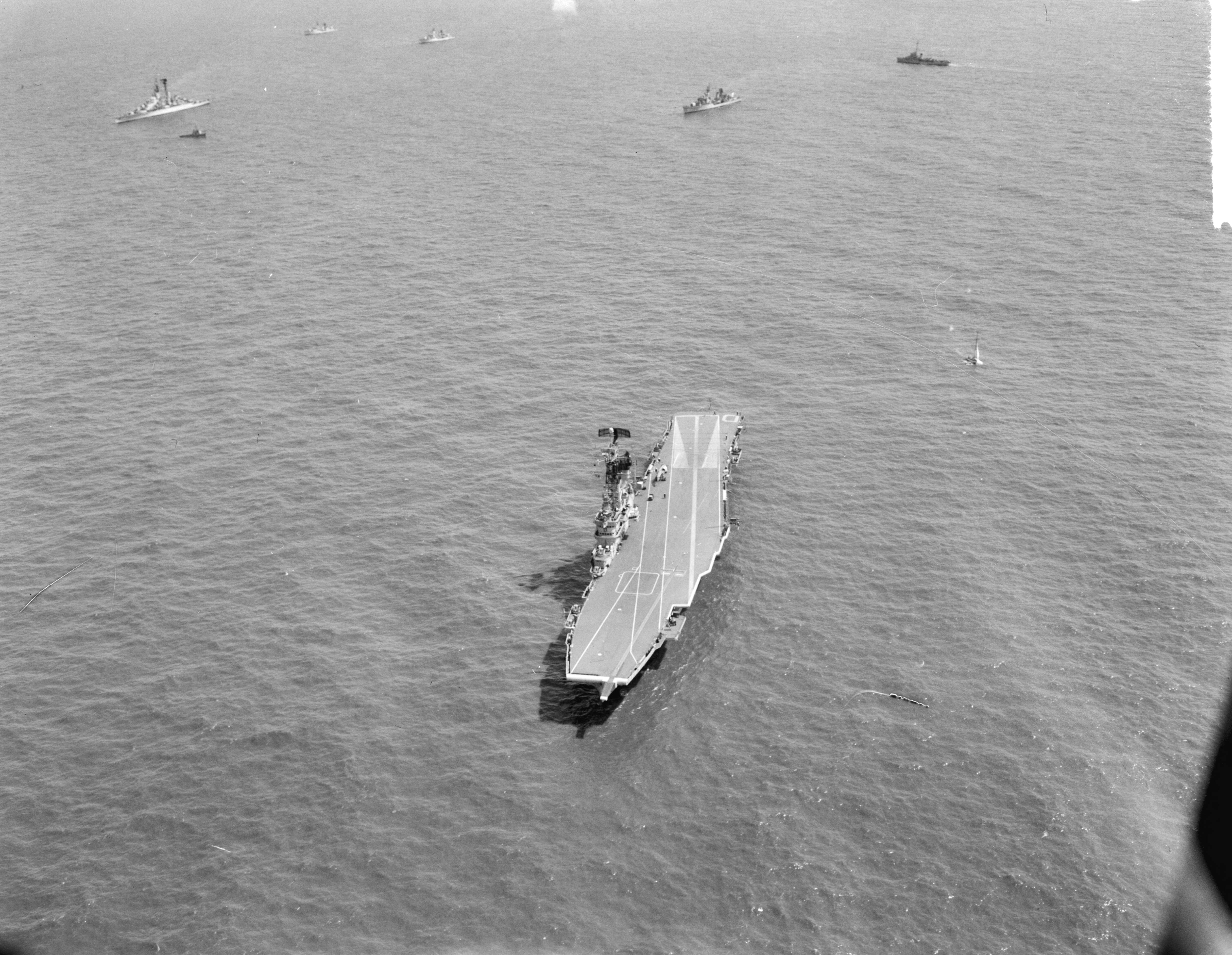 Fotocollectie Anefo — Vlootschouw bij Scheveningen (luchtopnamen) — Foto: Rossem, Wim van / Anefo. Licentie: Set B: Rechtenvrij / Publiek Domein. Bron: Nationaal Archief. http://hdl.handle.net/10648/a9db840c-d0b4-102d-bcf8-003048976d84