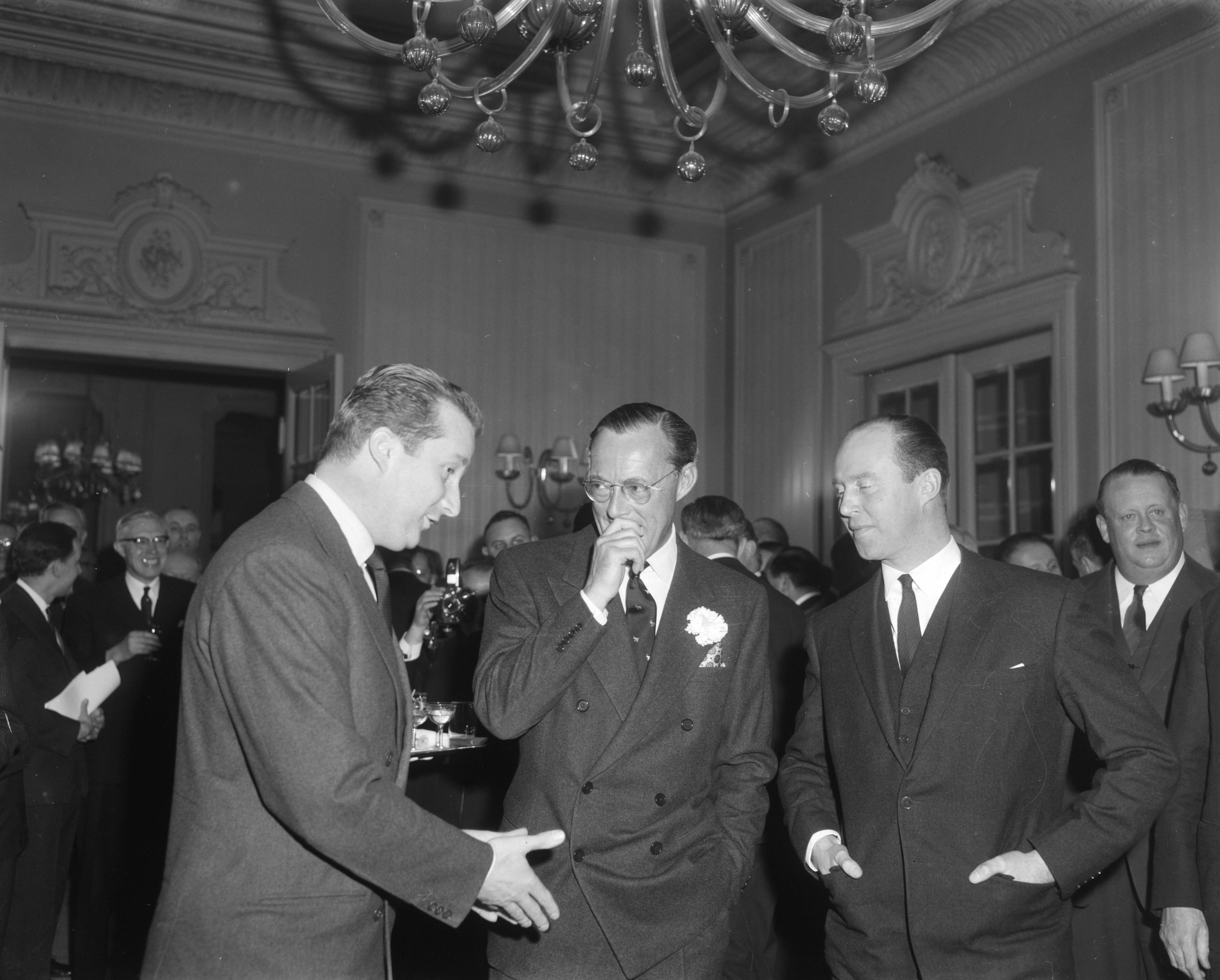 Fotocollectie Anefo — Drie Benelux prinsen op een lunchbijeenkomst in het Kurhaus te Scheveningen, v.l.n.r. prins Albert van België, prins Bernhard en prins Charles van Luxembourg — Foto: Bilsen, Joop van / Anefo. Licentie: Set B: Rechtenvrij / Publiek Domein. Bron: Nationaal Archief. http://hdl.handle.net/10648/aa5abcf4-d0b4-102d-bcf8-003048976d84