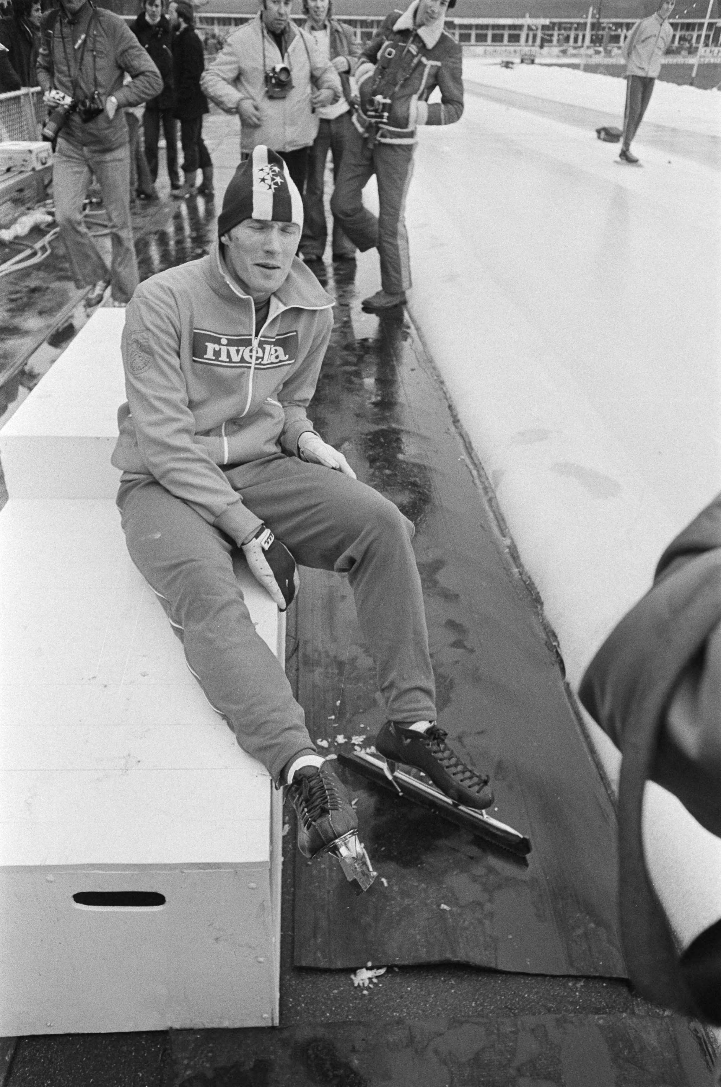 Fotocollectie Anefo — Nederlandse kampioenschappen schaatsen in Groningen; [sprinter Jan Bazen] — Foto: Verhoeff, Bert / Anefo. Licentie: Set B: Rechtenvrij / Publiek Domein. Bron: Nationaal Archief. http://hdl.handle.net/10648/ac7aa7e2-d0b4-102d-bcf8-003048976d84