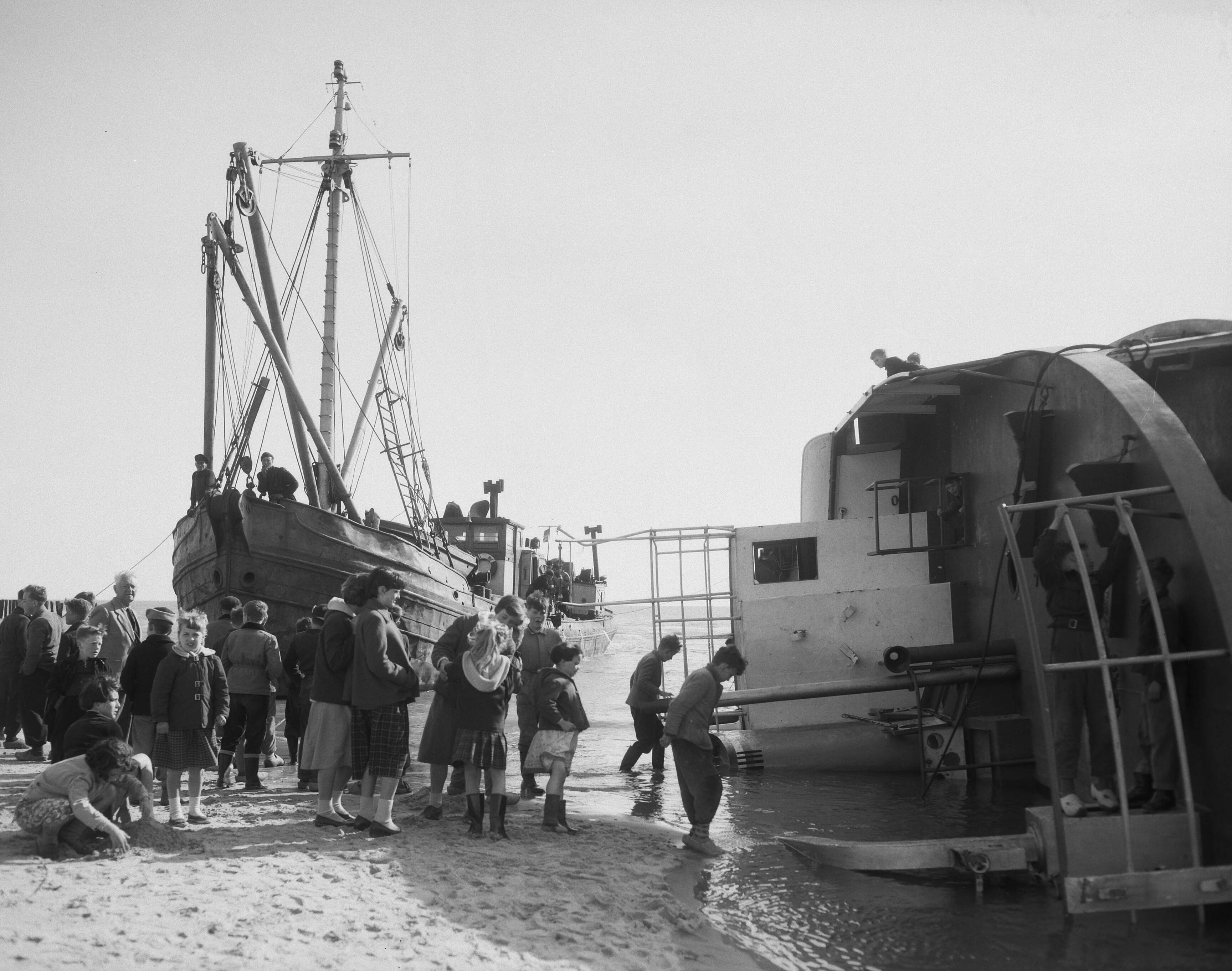 Fotocollectie Anefo — Berging "Achilles" gestrand in de nacht van 15 op16 maart bij Westkapelle — Foto: Bilsen, Joop van / Anefo. Licentie: Set B: Rechtenvrij / Publiek Domein. Bron: Nationaal Archief. http://hdl.handle.net/10648/a95c73ec-d0b4-102d-bcf8-003048976d84