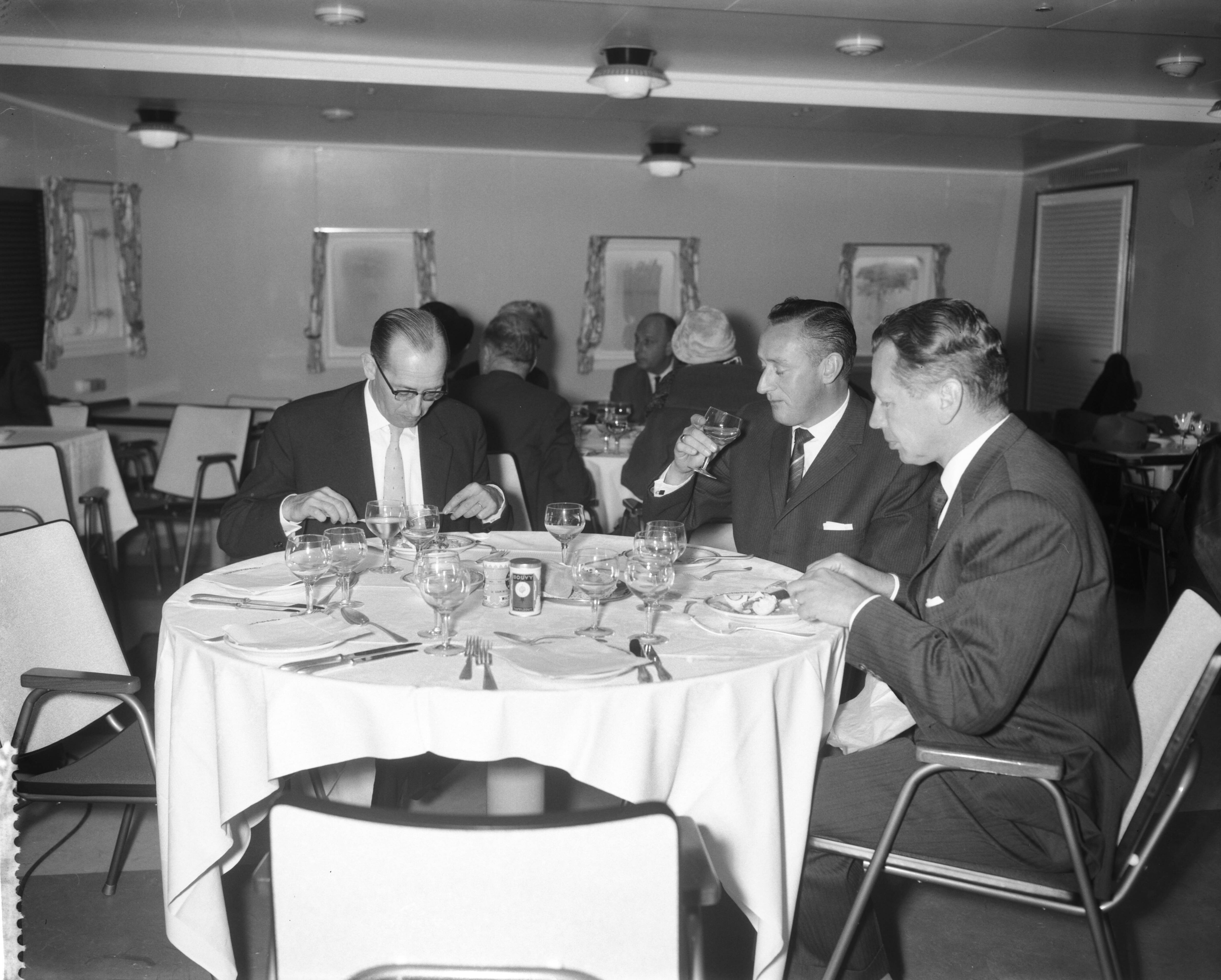 Fotocollectie Anefo — Overdracht schip bij de Zaanlandse Scheepsbouw Maatschappij te Zaandam — Foto: Bilsen, Joop van / Anefo. Licentie: Set B: Rechtenvrij / Publiek Domein. Bron: Nationaal Archief. http://hdl.handle.net/10648/a9bf7c1c-d0b4-102d-bcf8-003048976d84