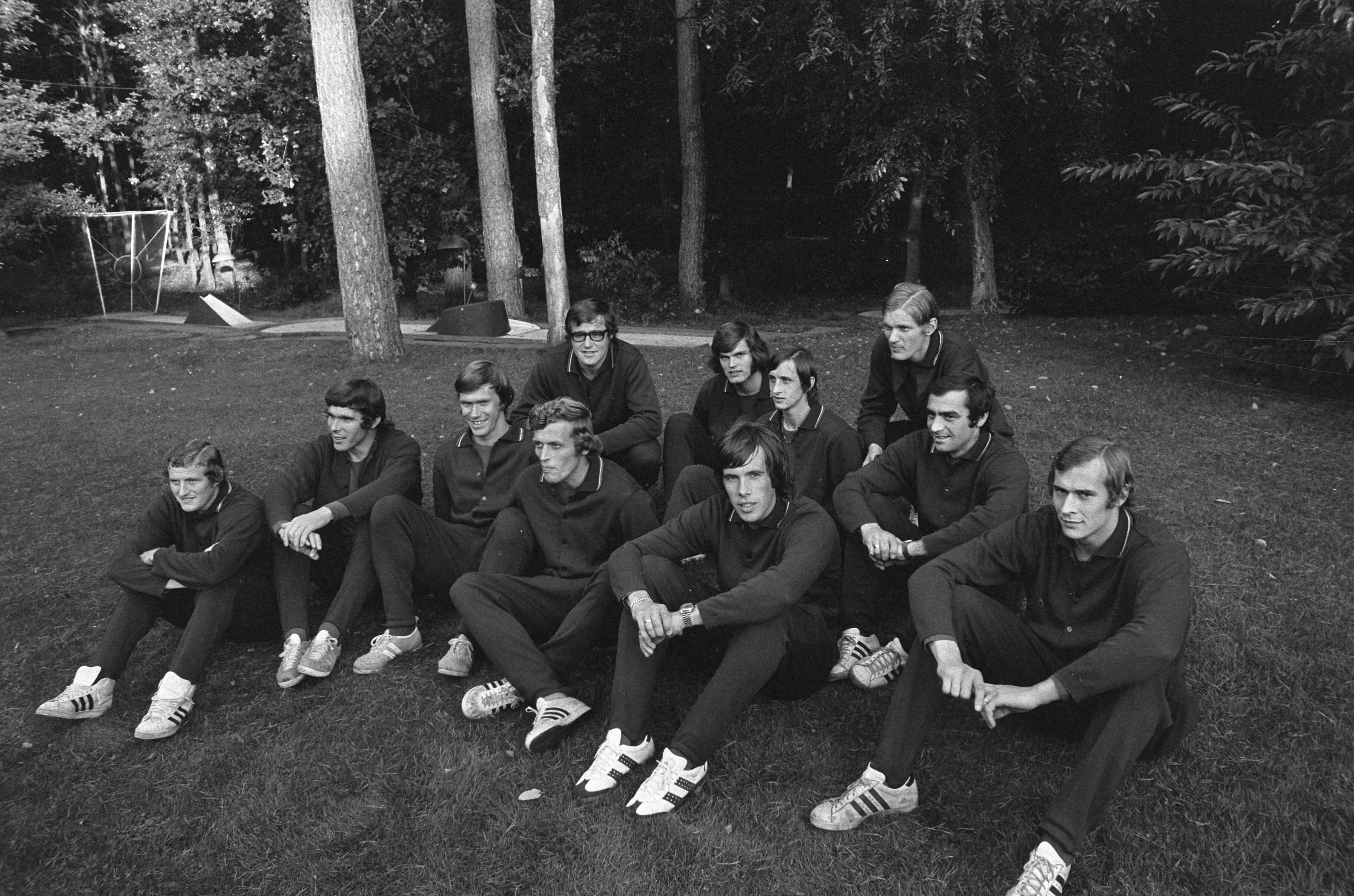 Fotocollectie Anefo — Nederlands elftal traint voor wedstrijd tegen DDR te Zeist het elftal, 1e rij v.l.n.r. Jansen, Van Hanegem , Wery, Keizer, Van Dijk , Van Beveren , achterste rij — Foto: Evers, Joost / Anefo. Licentie: Set B: Rechtenvrij / Publiek Domein. Bron: Nationaal Archief. http://hdl.handle.net/10648/abd1dbd0-d0b4-102d-bcf8-003048976d84