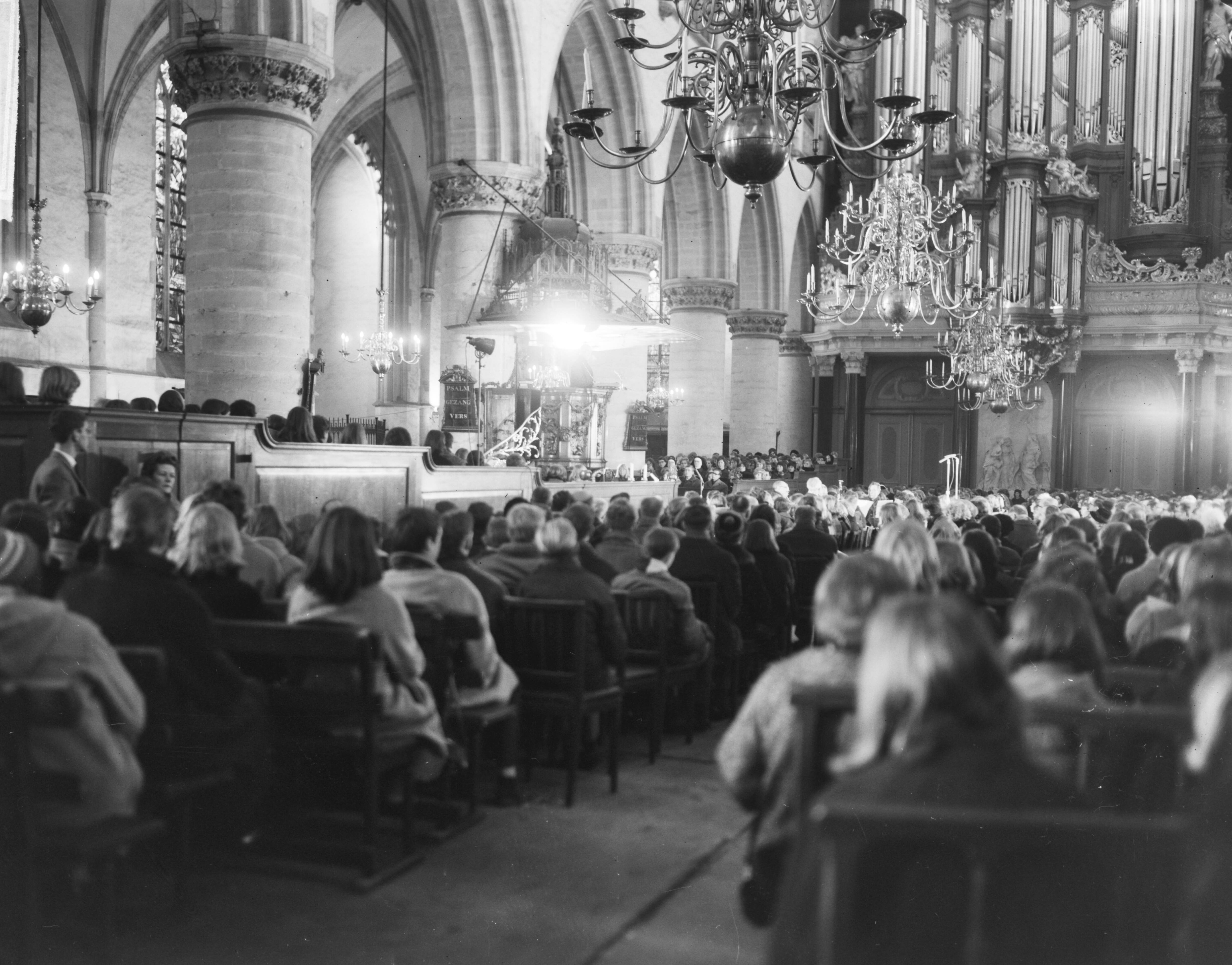Fotocollectie Anefo — Hartewens Festival in de Sint Bavokerk te Haarlem geopend, overzicht — Foto: Bilsen, Joop van / Anefo. Licentie: Set B: Rechtenvrij / Publiek Domein. Bron: Nationaal Archief. http://hdl.handle.net/10648/aa8acf8e-d0b4-102d-bcf8-003048976d84