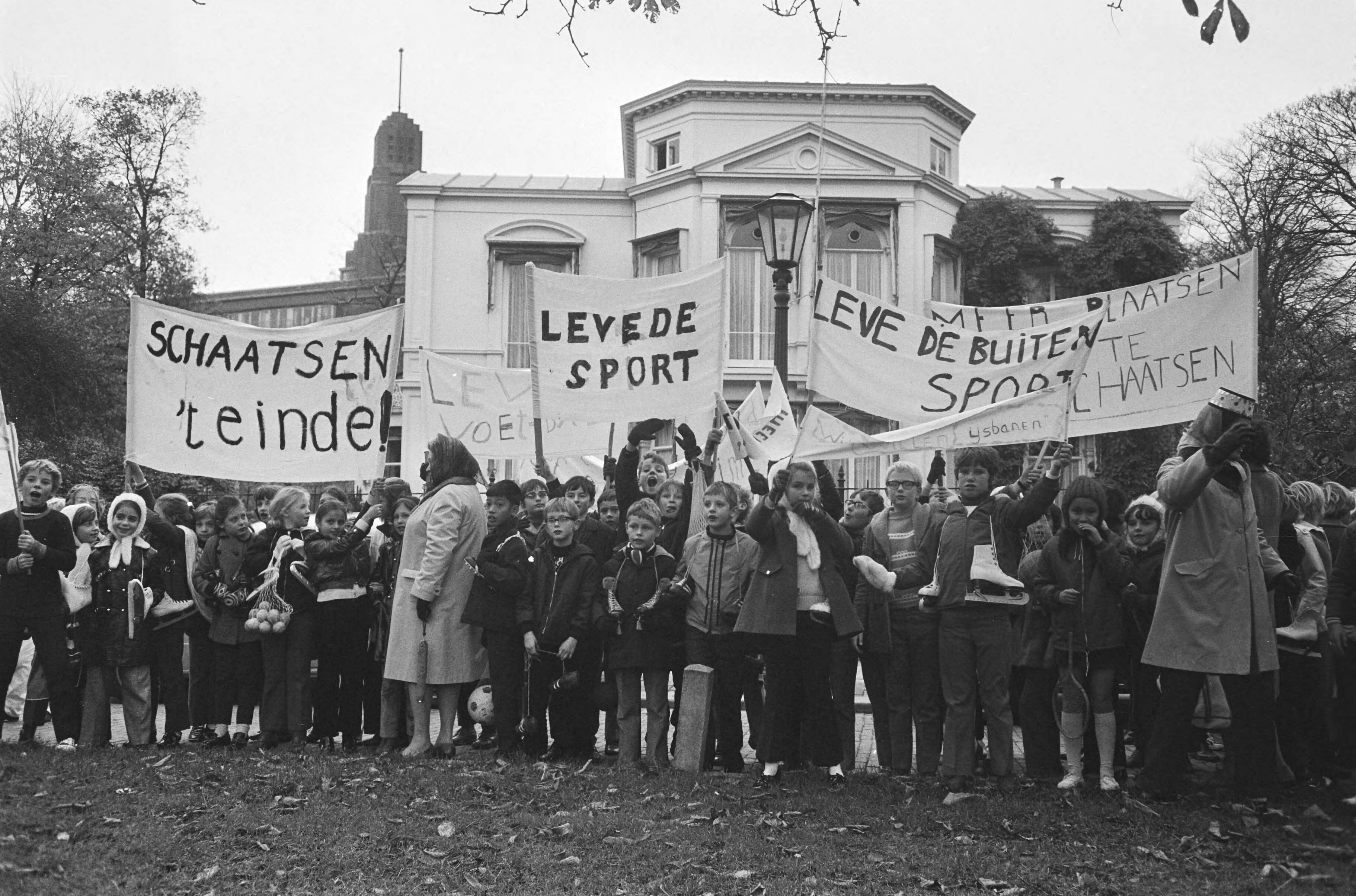 Fotocollectie Anefo — Vijfhonderd lagere schoolkinderen vragen Premier De Jong om speel- en leefruimte, Den Haag — Foto: Koch, Eric / Anefo. Licentie: Set B: Rechtenvrij / Publiek Domein. Bron: Nationaal Archief. http://hdl.handle.net/10648/abaa1de8-d0b4-102d-bcf8-003048976d84