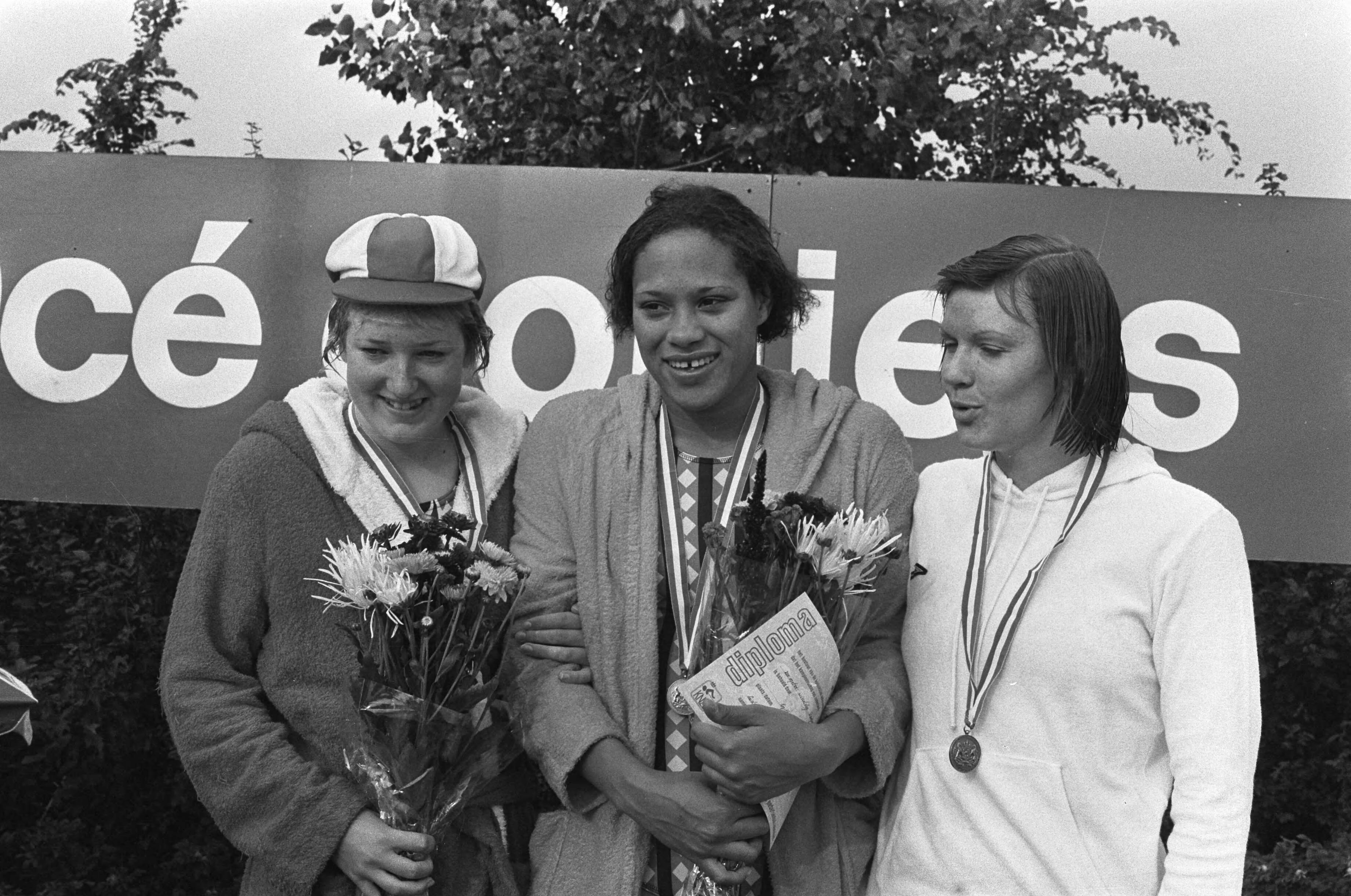 Nationale zwemkampioenschappen 1975 te Leidschendam — De dames van de 200 m wisselslag: Enith Brigitta, Annelies Maas en Wijda Manereeuw — Foto: Mieremet, Rob / Anefo. Licentie: Set B: Rechtenvrij / Publiek Domein. Bron: Nationaal Archief. http://hdl.handle.net/10648/ac711cf4-d0b4-102d-bcf8-003048976d84