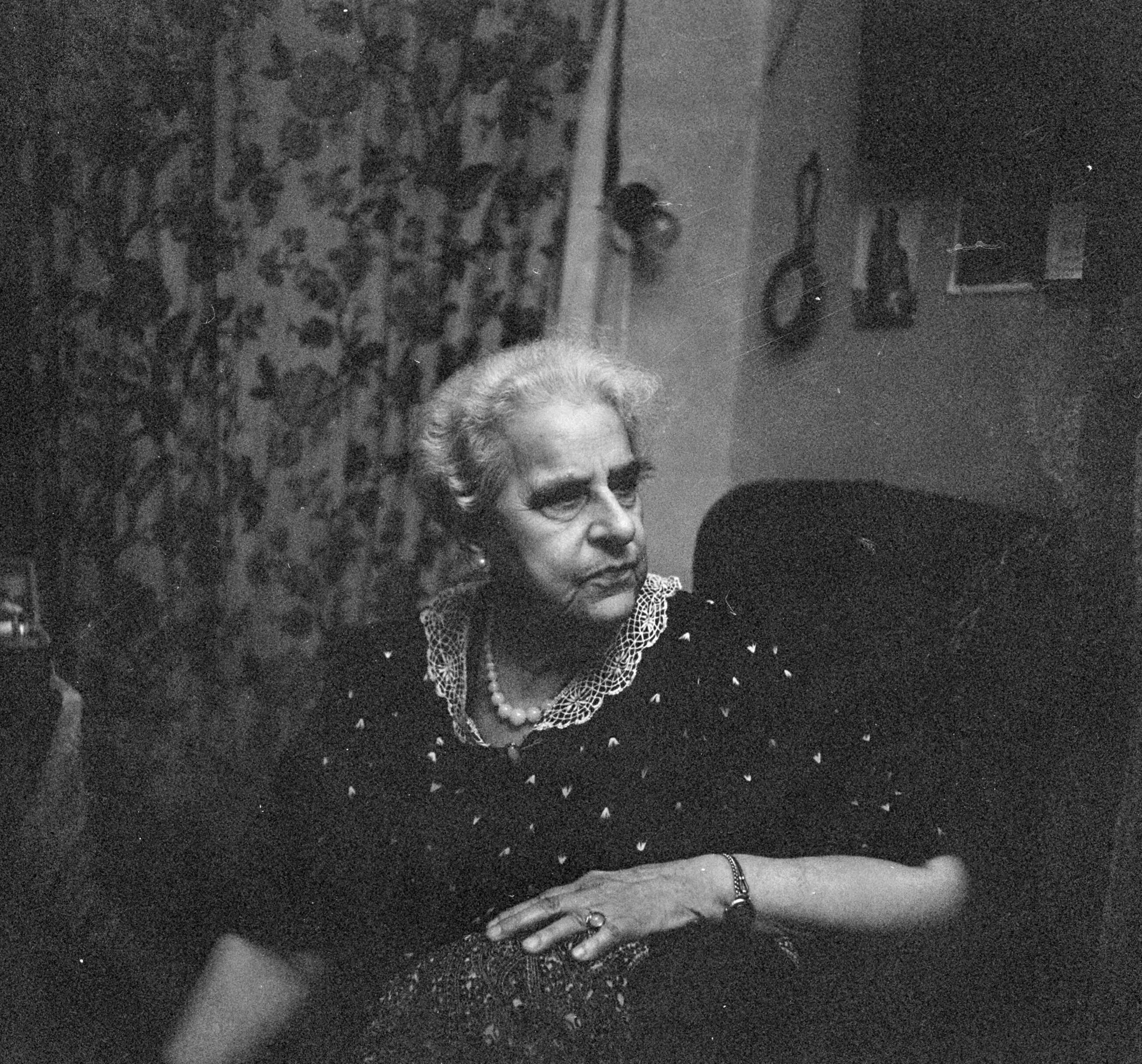 Familiefoto's — Een vrouw, waarschijnlijk de moeder van Van de Poll — Foto: Poll, Willem van de. Licentie: Set B: Rechtenvrij / Publiek Domein. Bron: Nationaal Archief. http://hdl.handle.net/10648/aea4960e-d0b4-102d-bcf8-003048976d84