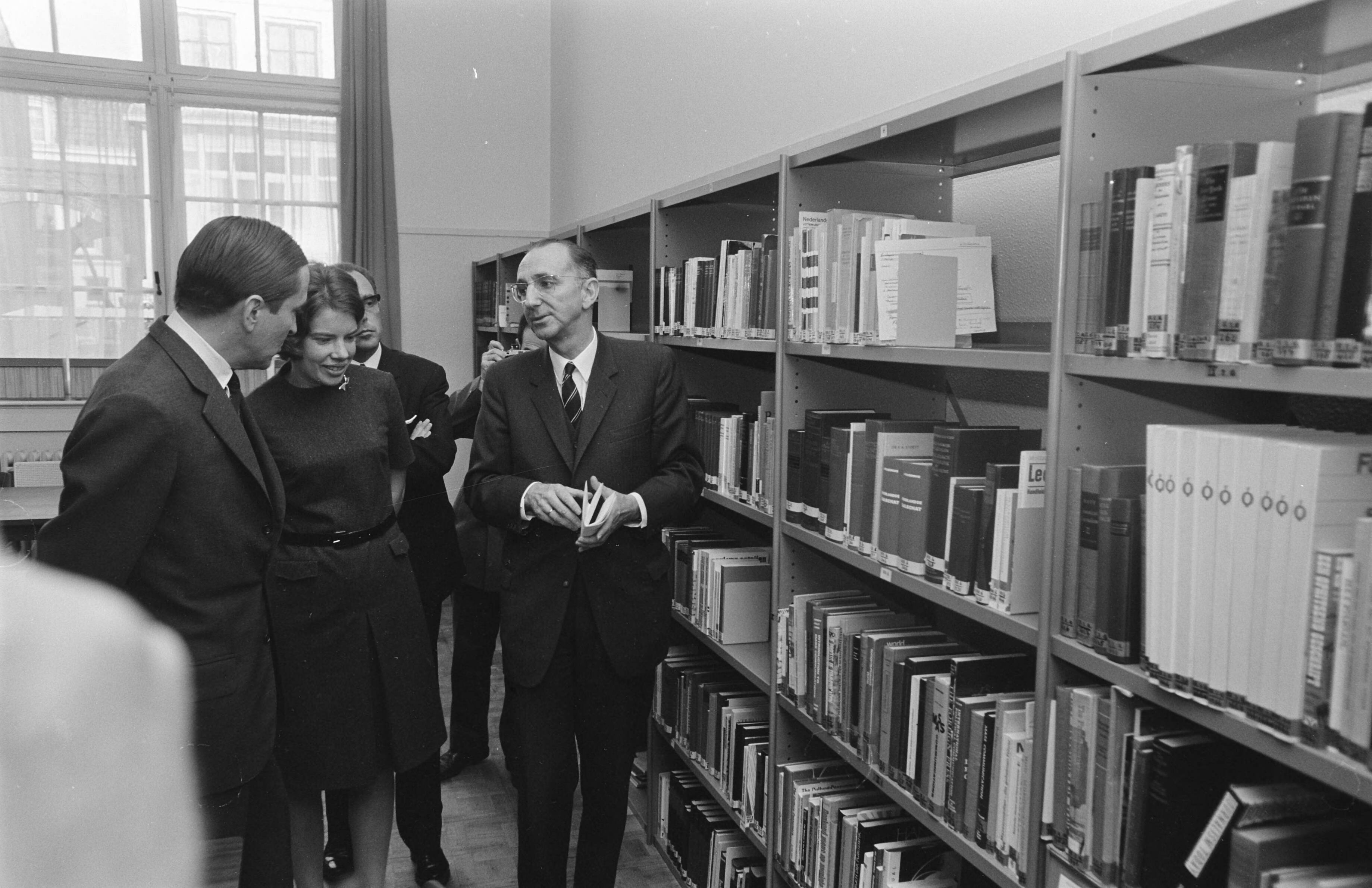 Fotocollectie Anefo — Prins Claus bezoekt School voor Journalistiek te Utrecht. Rechts schooldirecteur dr. Maarten Schneider — Foto: Kroon, Ron / Anefo. Licentie: Set B: Rechtenvrij / Publiek Domein. Bron: Nationaal Archief. http://hdl.handle.net/10648/ab5461c8-d0b4-102d-bcf8-003048976d84
