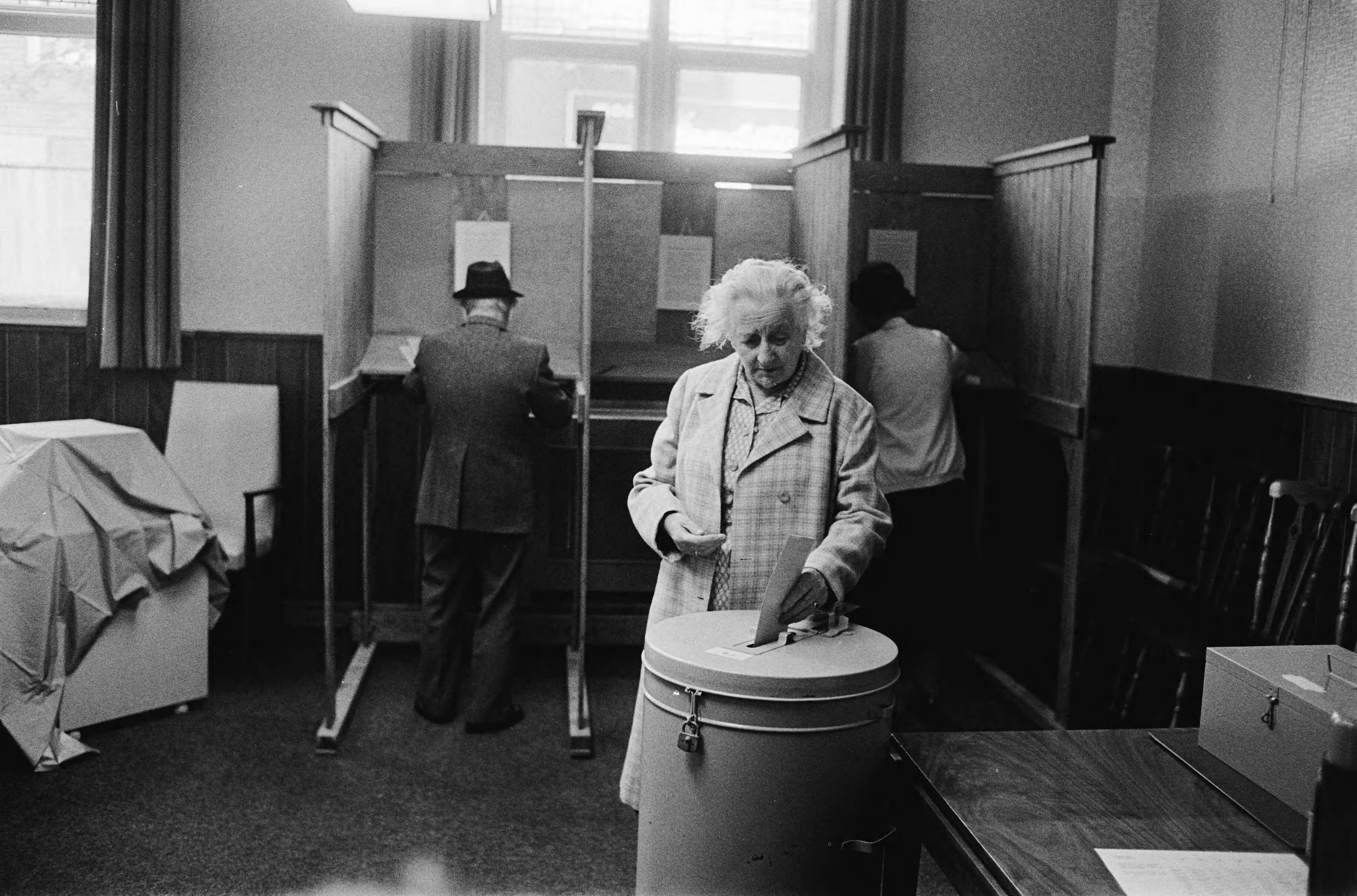 Fotocollectie Anefo — Gemeenteraadsverkiezingen in Purmerend; stemmers in Purmerend — Foto: Suyk, Koen / Anefo. Licentie: Set B: Rechtenvrij / Publiek Domein. Bron: Nationaal Archief. http://hdl.handle.net/10648/ace0cfc2-d0b4-102d-bcf8-003048976d84