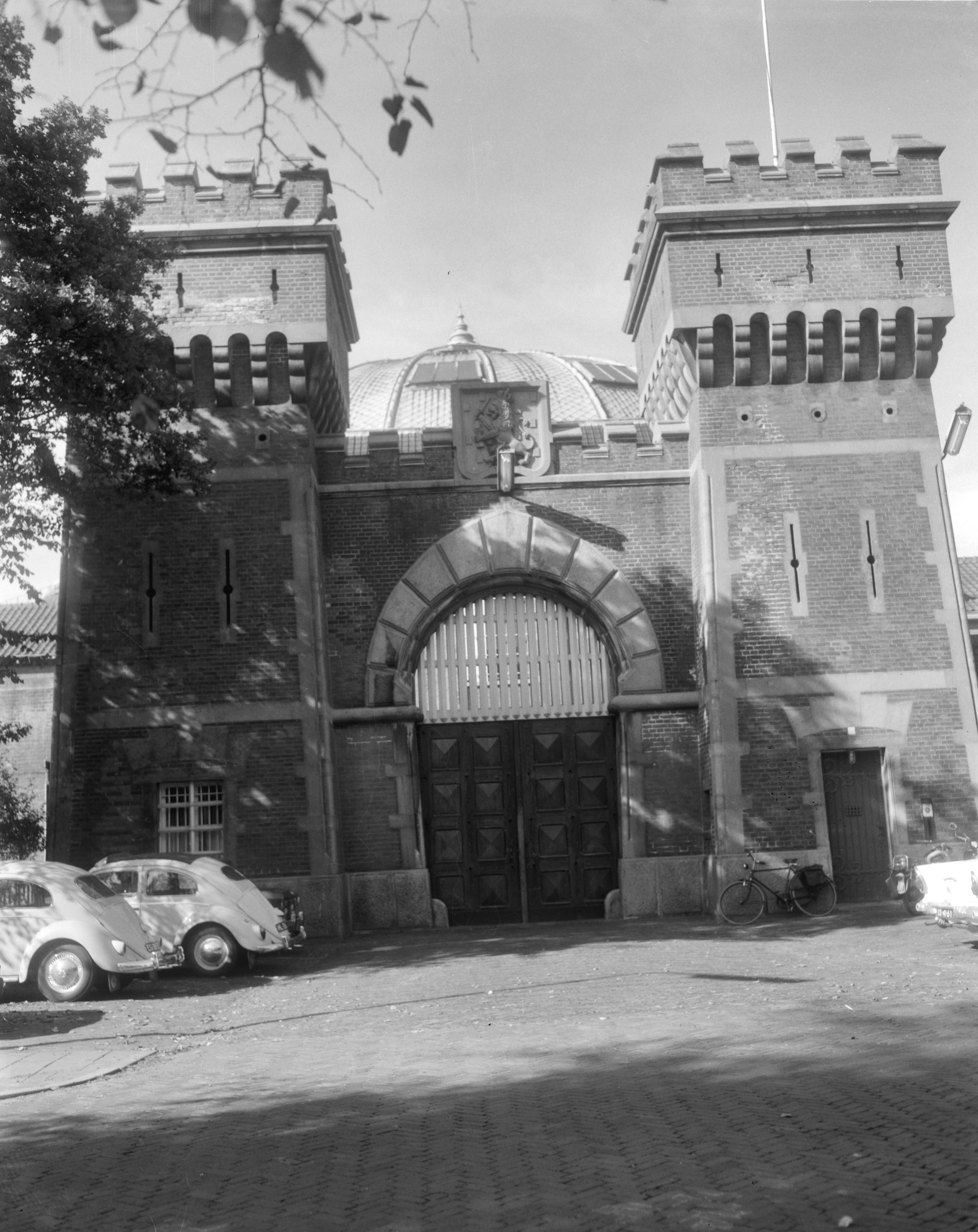 Koepelgevangenis te Breda — Zicht op de toegangspoort — Foto: Bilsen, Joop van / Anefo. Licentie: Set B: Rechtenvrij / Publiek Domein. Bron: Nationaal Archief. http://hdl.handle.net/10648/ab0002cc-d0b4-102d-bcf8-003048976d84